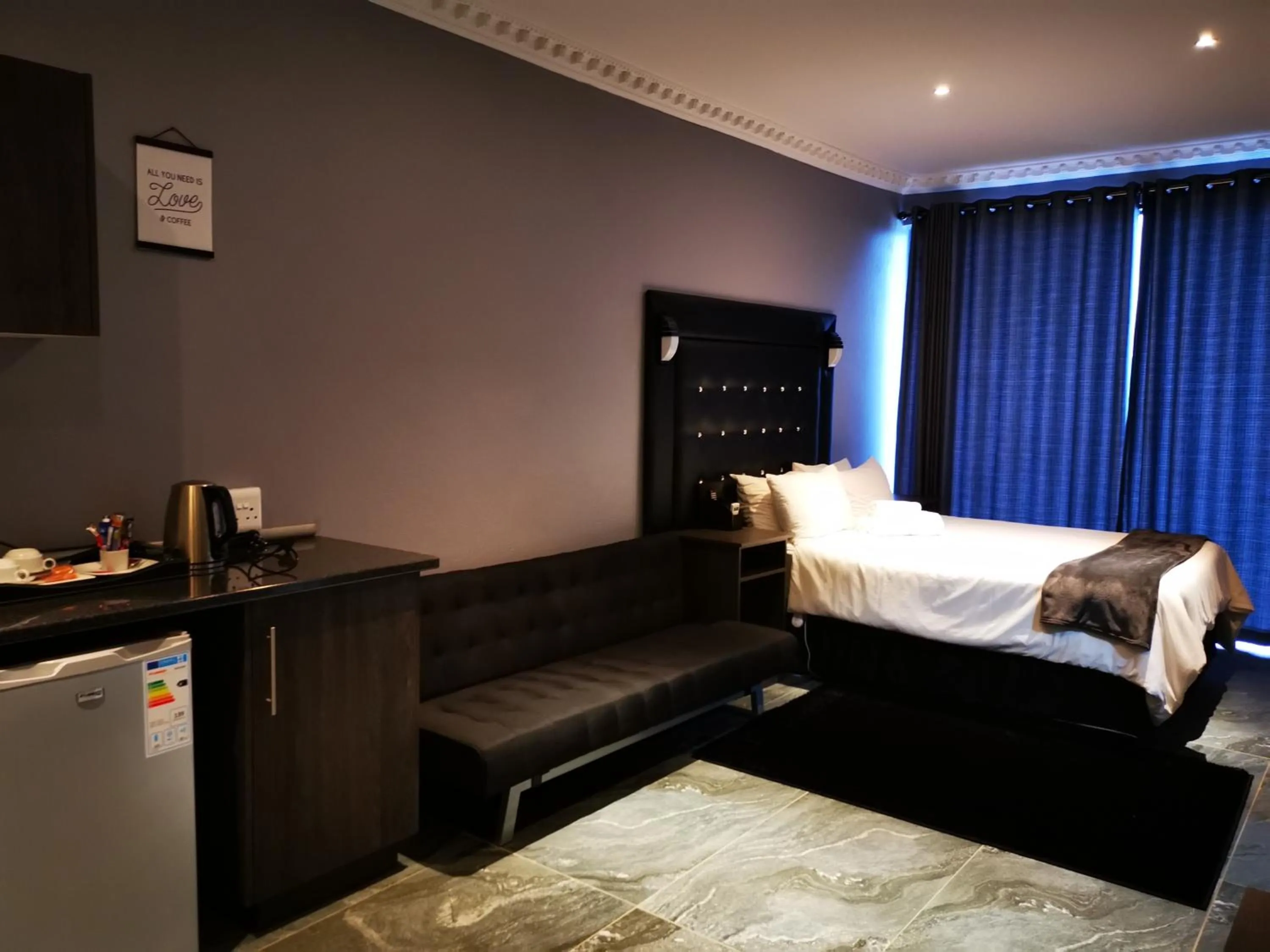 Photo of the whole room, Bed in Green Olive Panorama