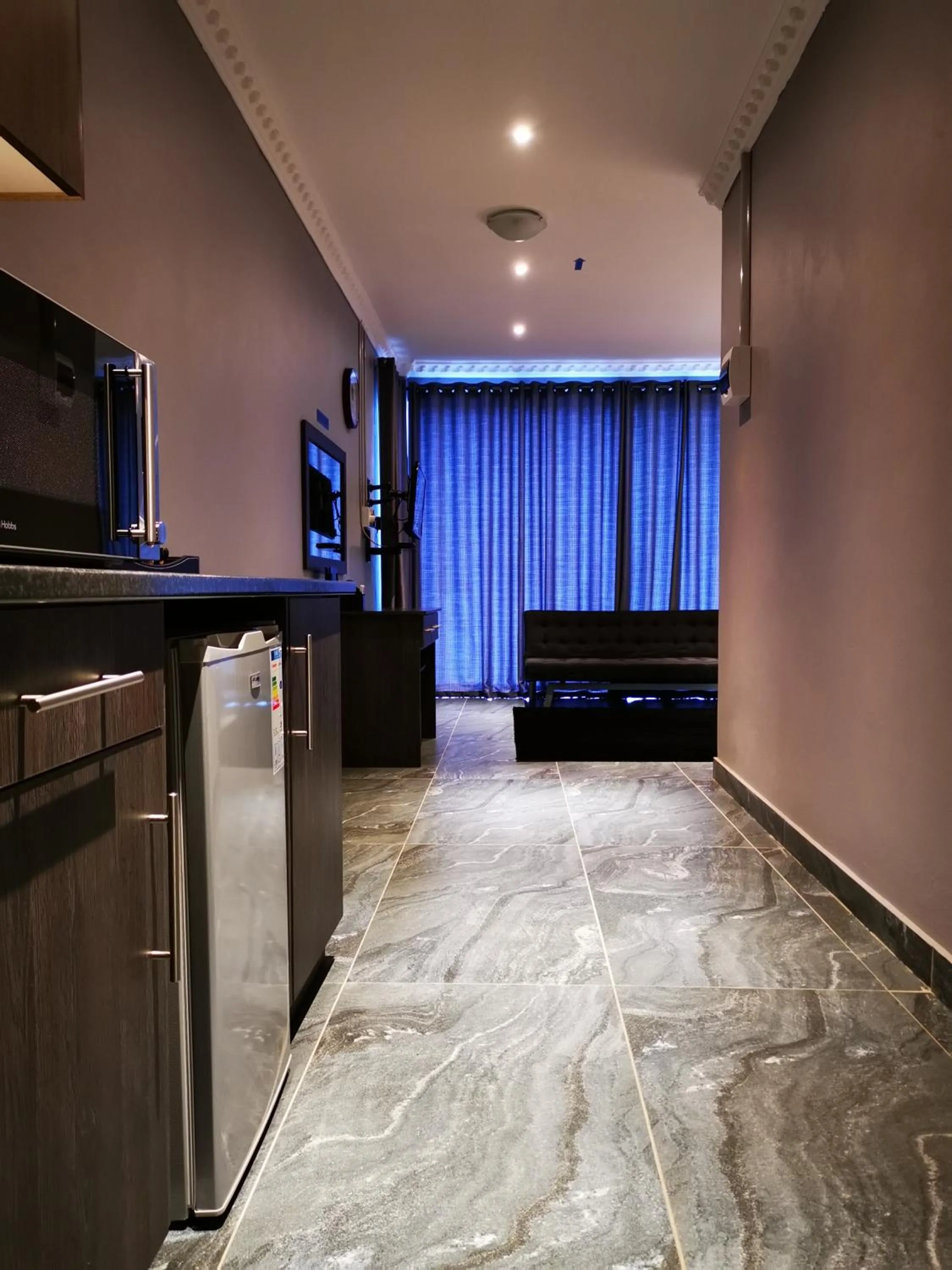 Photo of the whole room in Green Olive Panorama