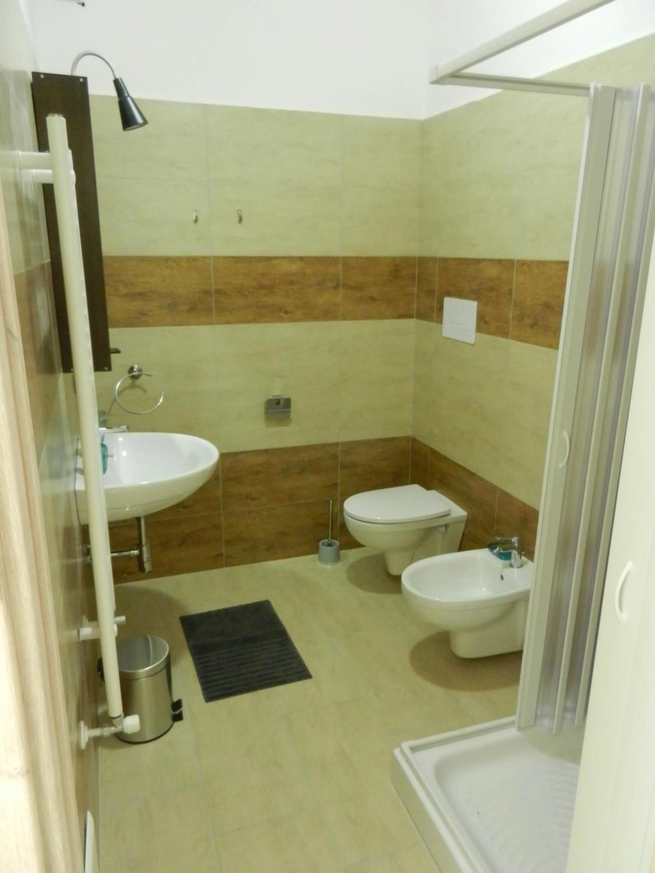 Shower, Bathroom in Pozzilli's Bed&Breakfast