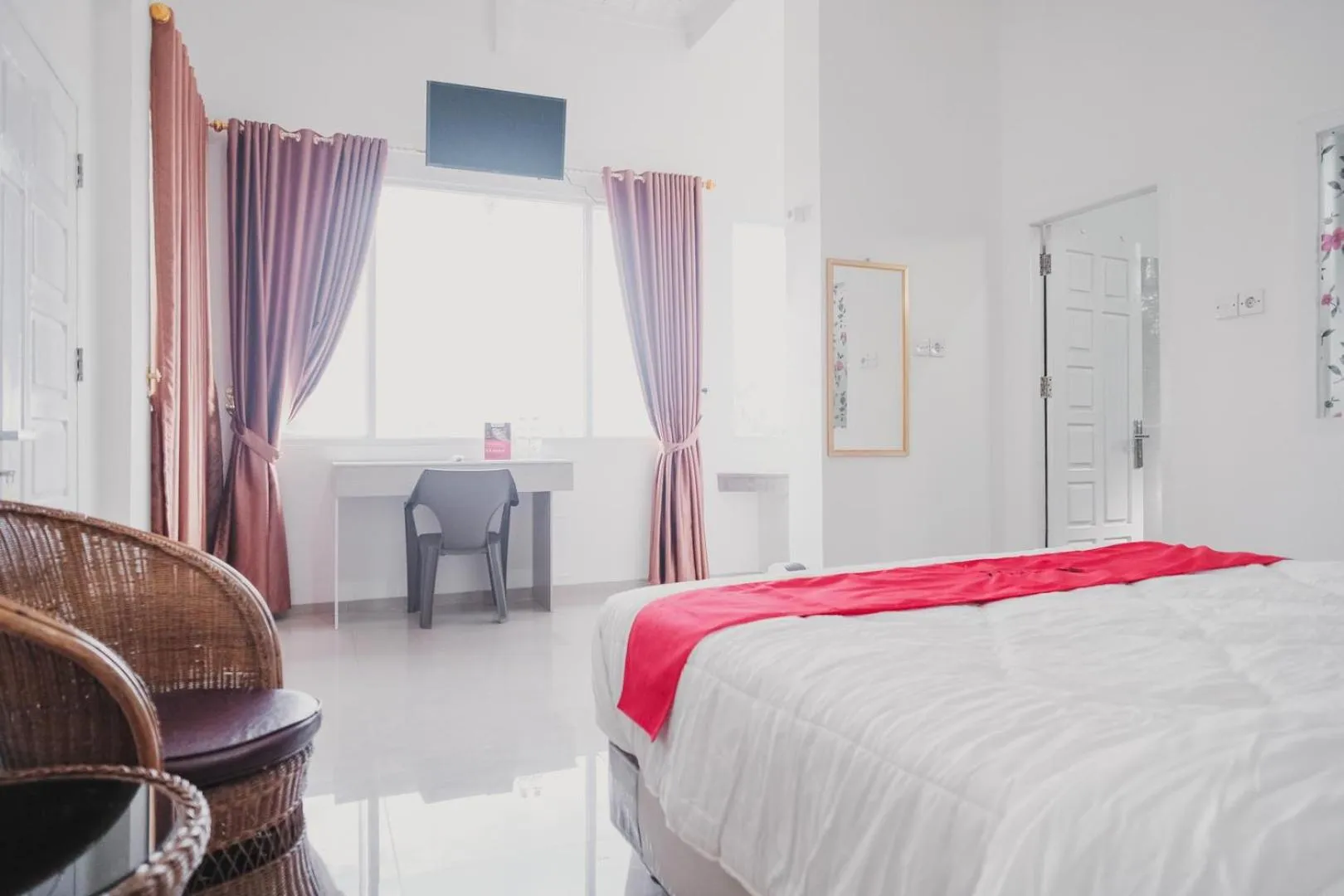 Bedroom, Bed in RedDoorz Syariah near Arafah Hospital Jambi