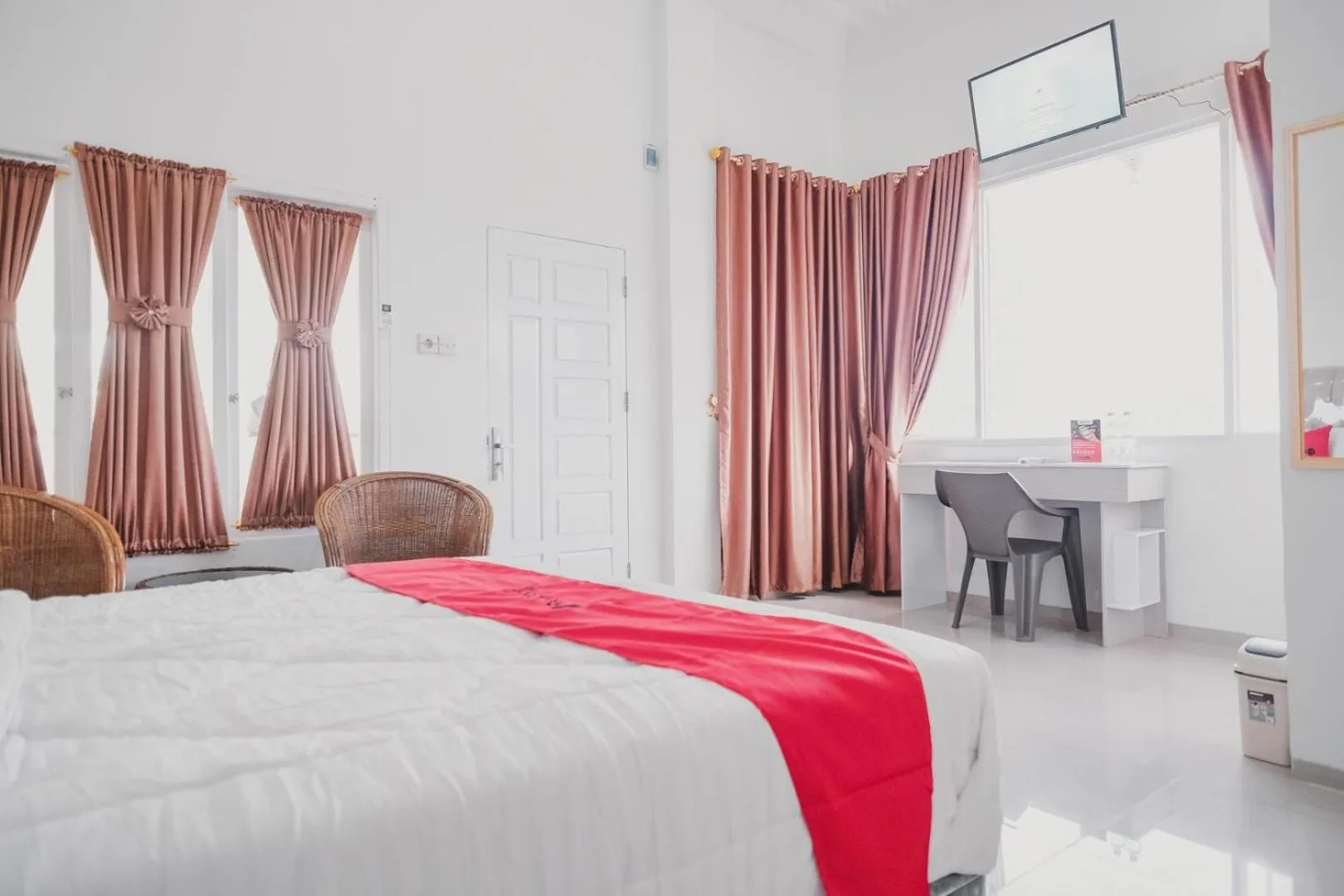 Bedroom, Bed in RedDoorz Syariah near Arafah Hospital Jambi
