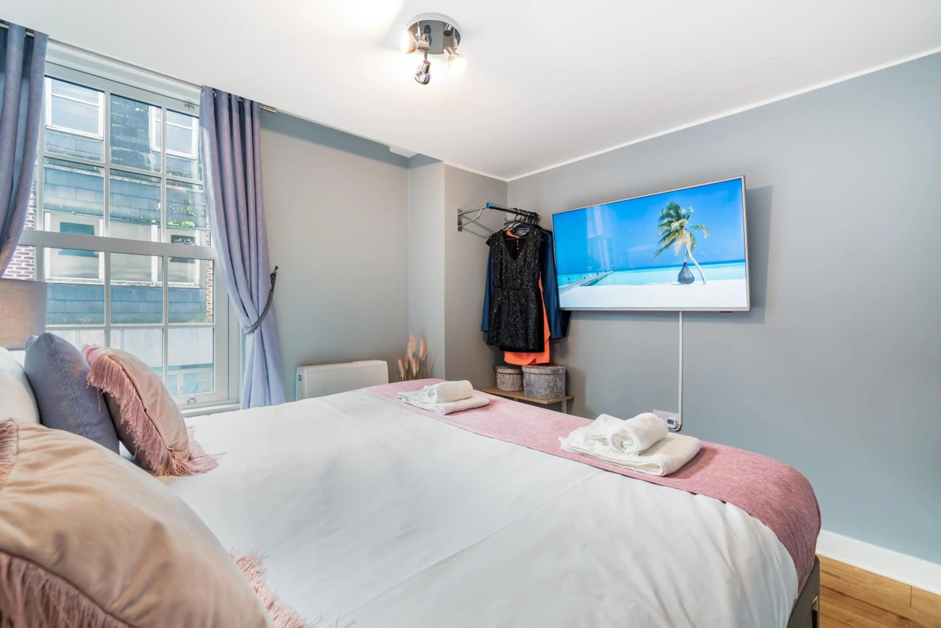 Bed in Central Apartment With 55” Smart TV+Netflix