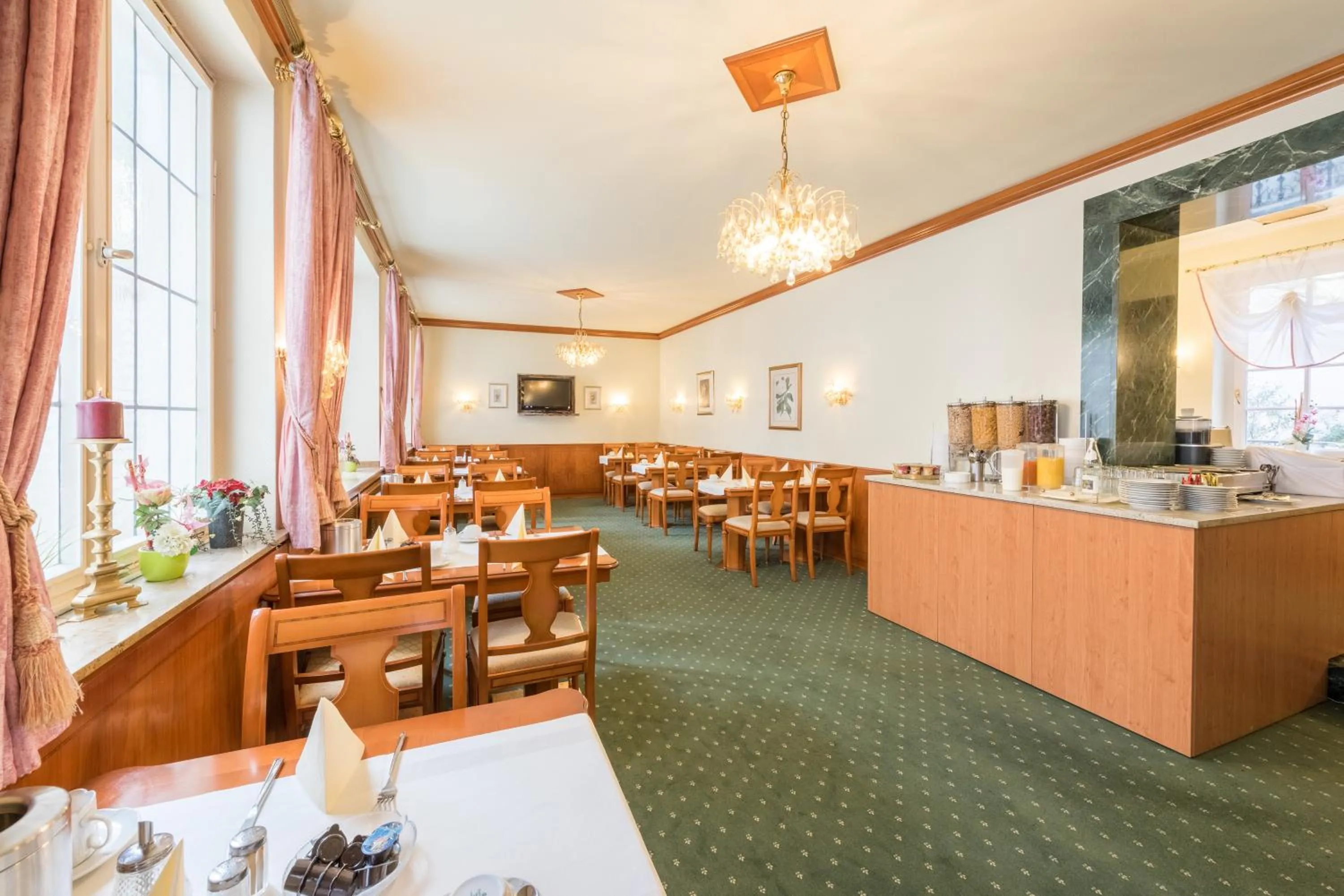 Restaurant/places to eat in Hotel Windsor