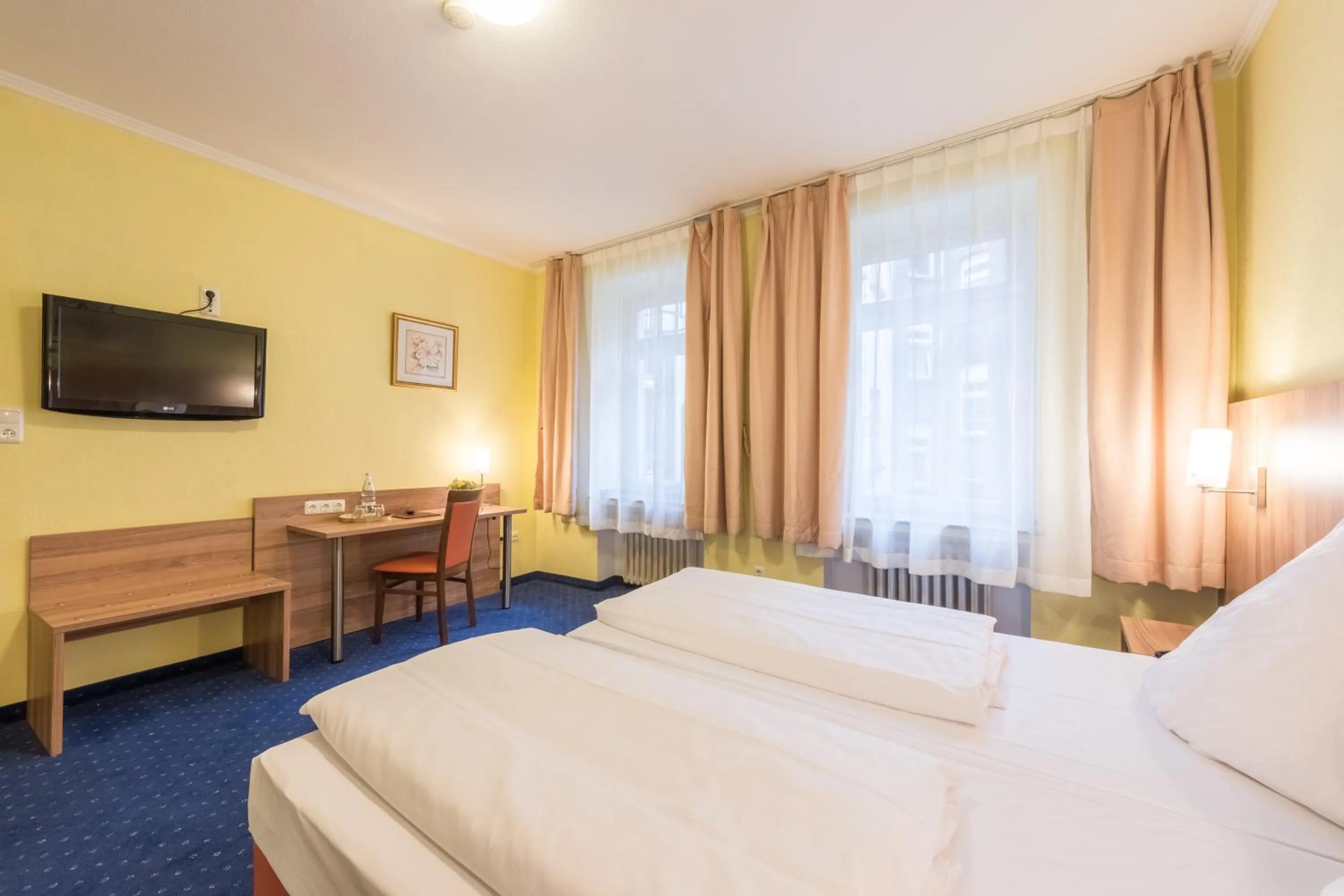 Photo of the whole room, Bed in Hotel Windsor