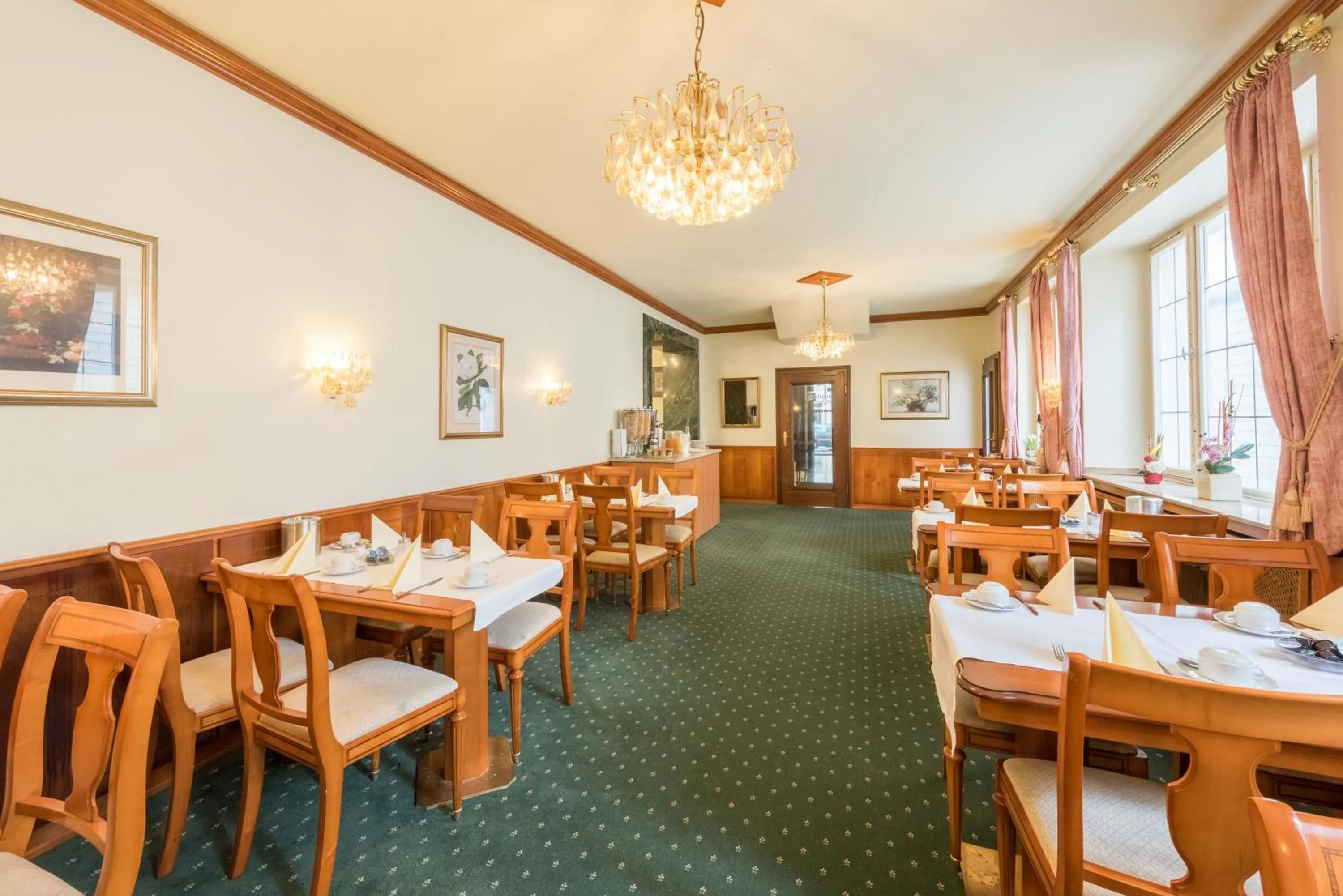 Restaurant/places to eat in Hotel Windsor