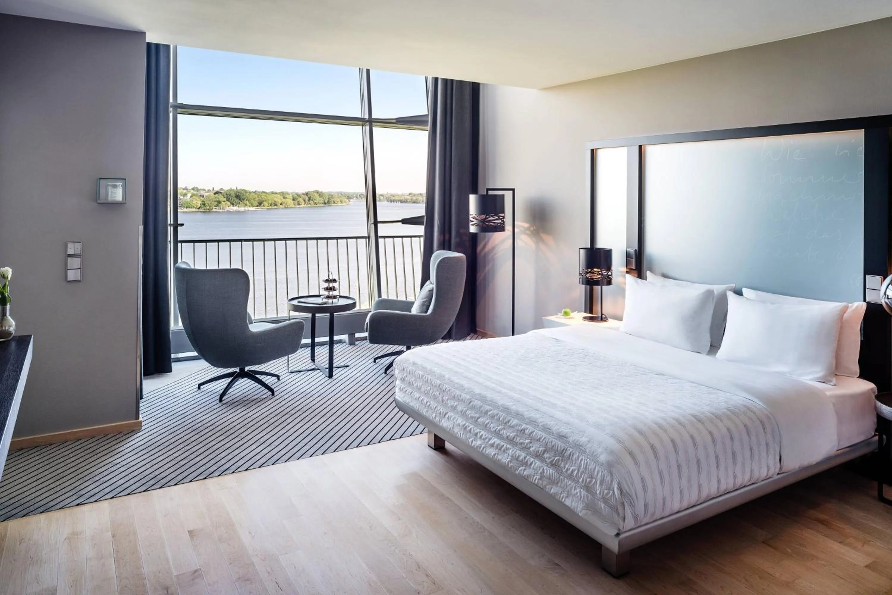 Photo of the whole room, Bed in Le Méridien Hamburg