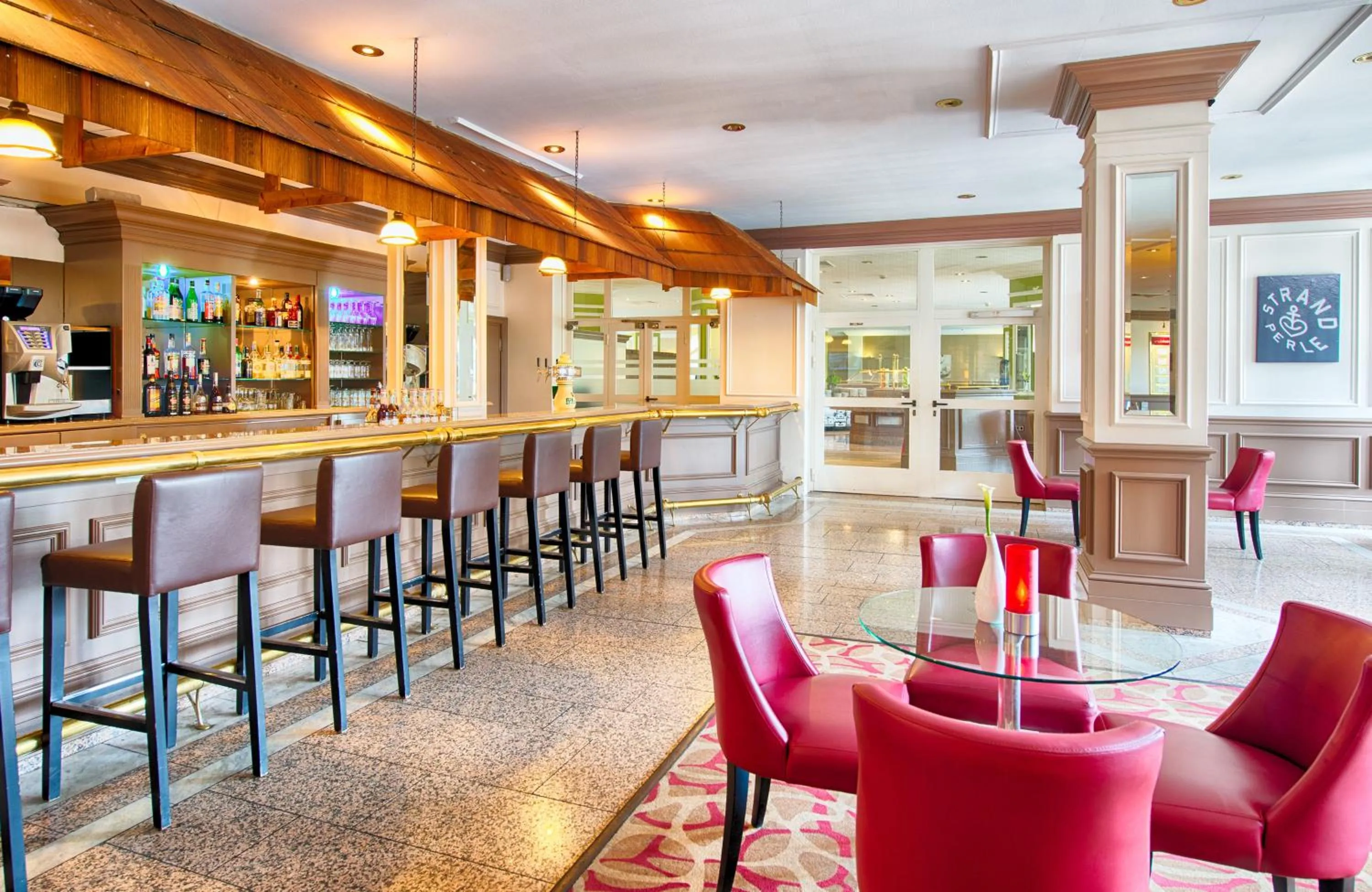 Lounge or bar in Leonardo Hotel Hamburg Stillhorn