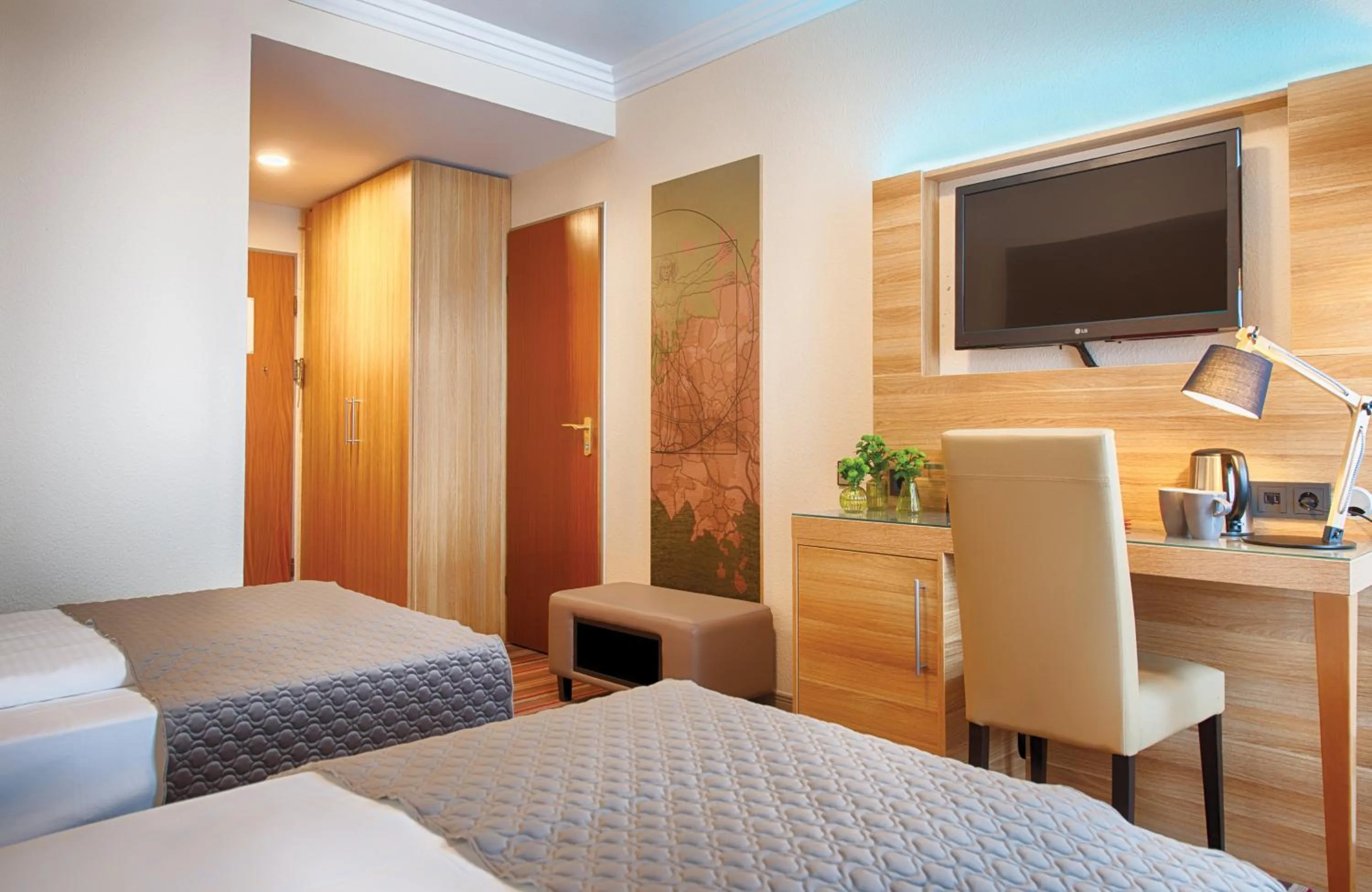 Photo of the whole room, Bed in Leonardo Hotel Hamburg Stillhorn