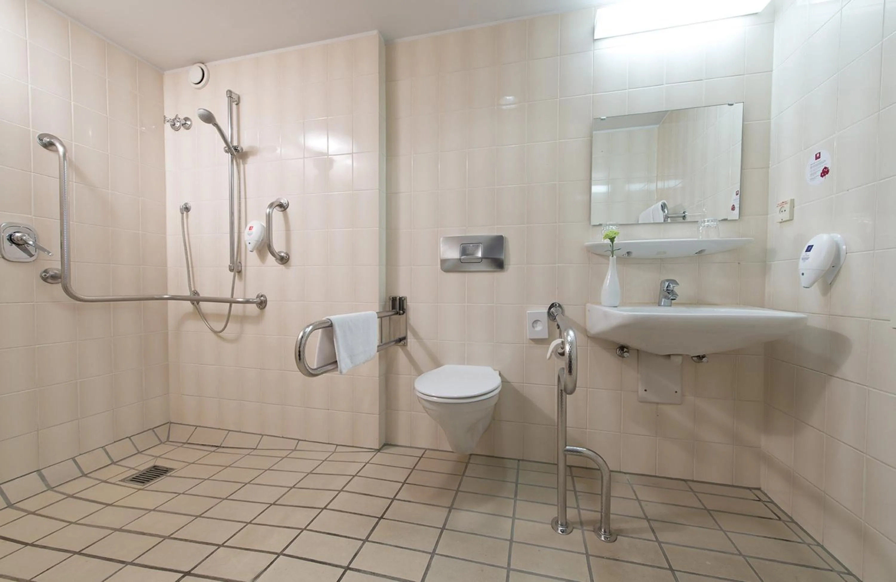 Bathroom in Leonardo Hotel Hamburg Stillhorn