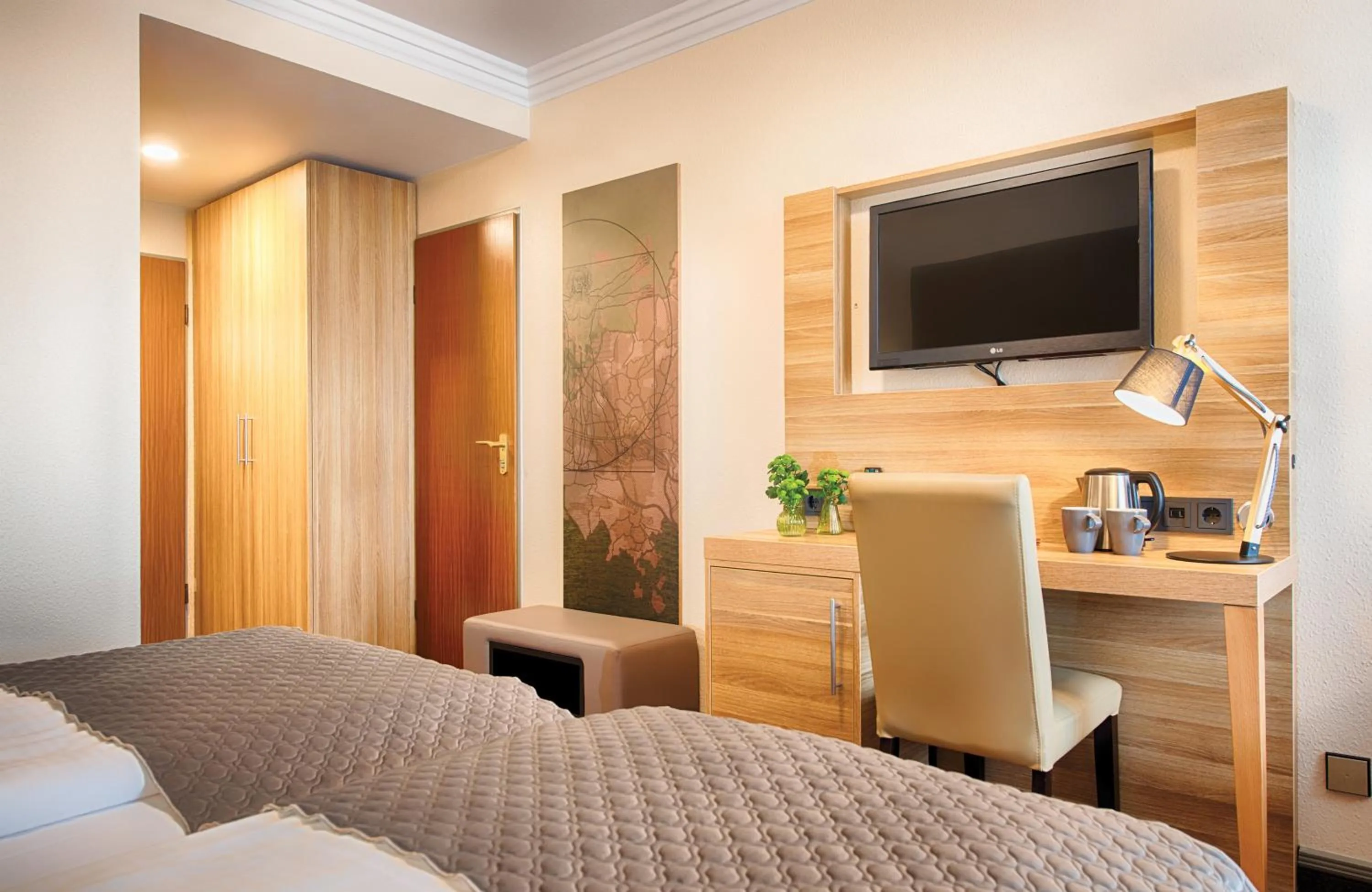 Photo of the whole room, Bed in Leonardo Hotel Hamburg Stillhorn