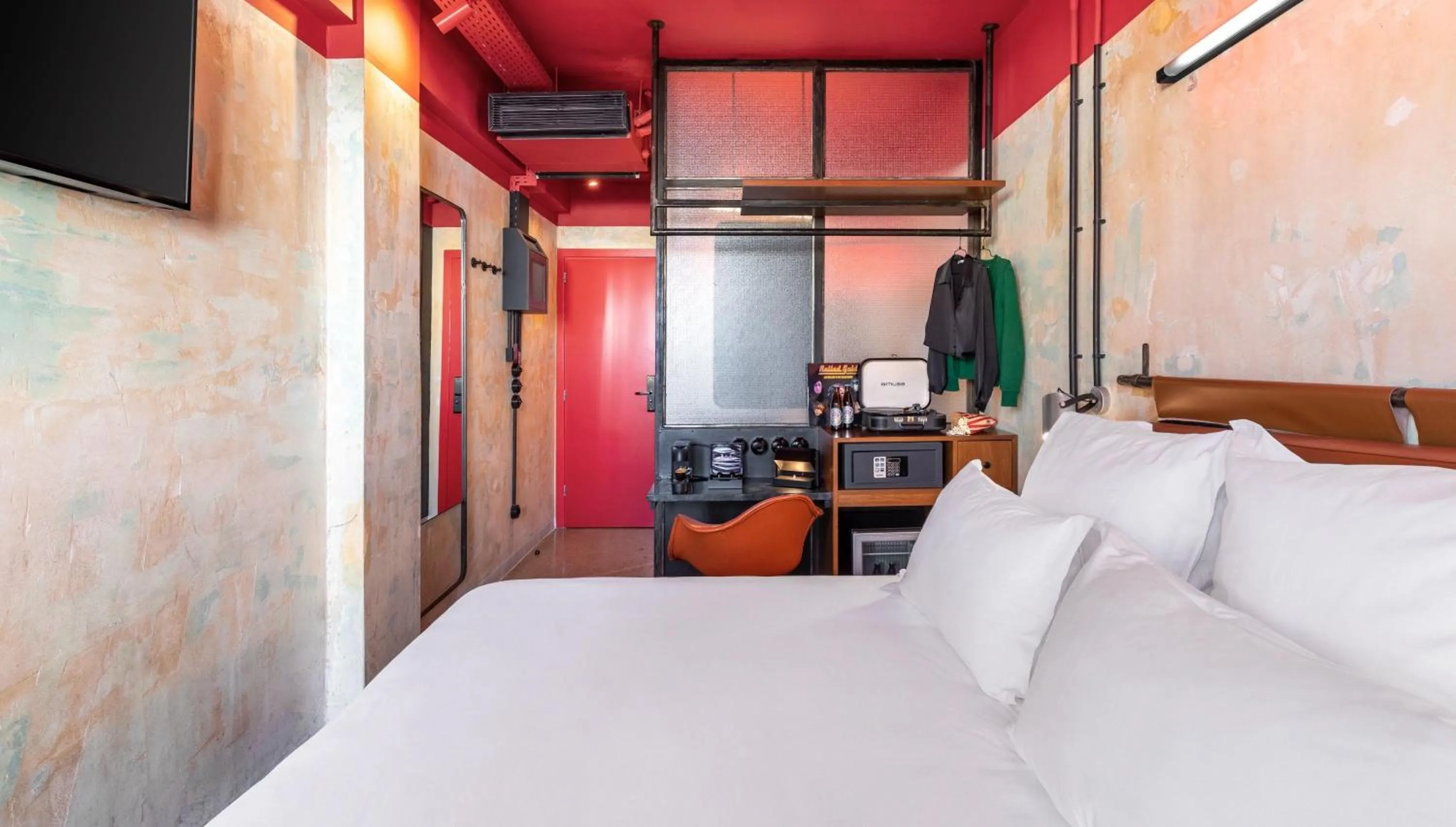 Photo of the whole room, Bed in Dave Red Athens