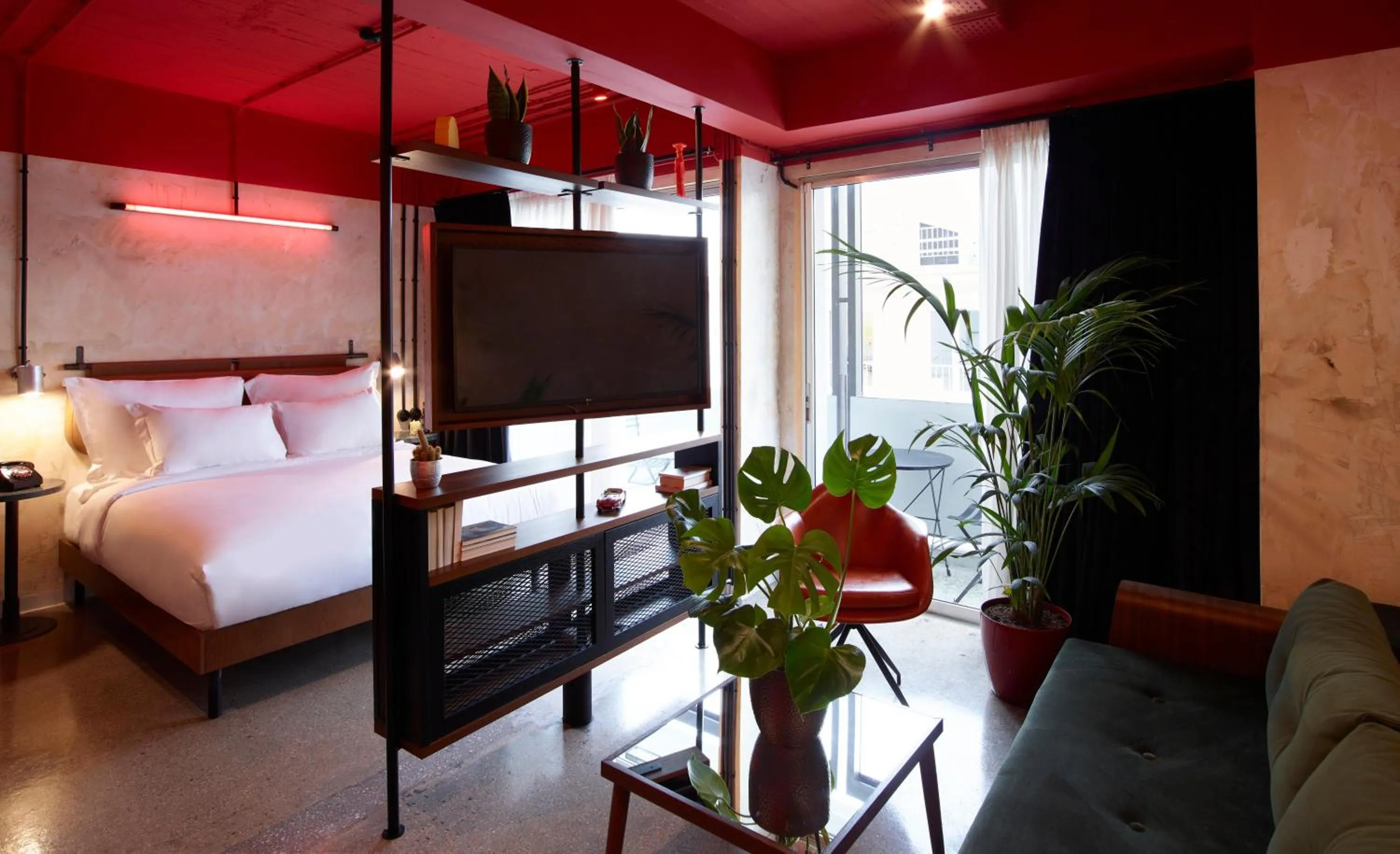 Photo of the whole room, Bed in Dave Red Athens