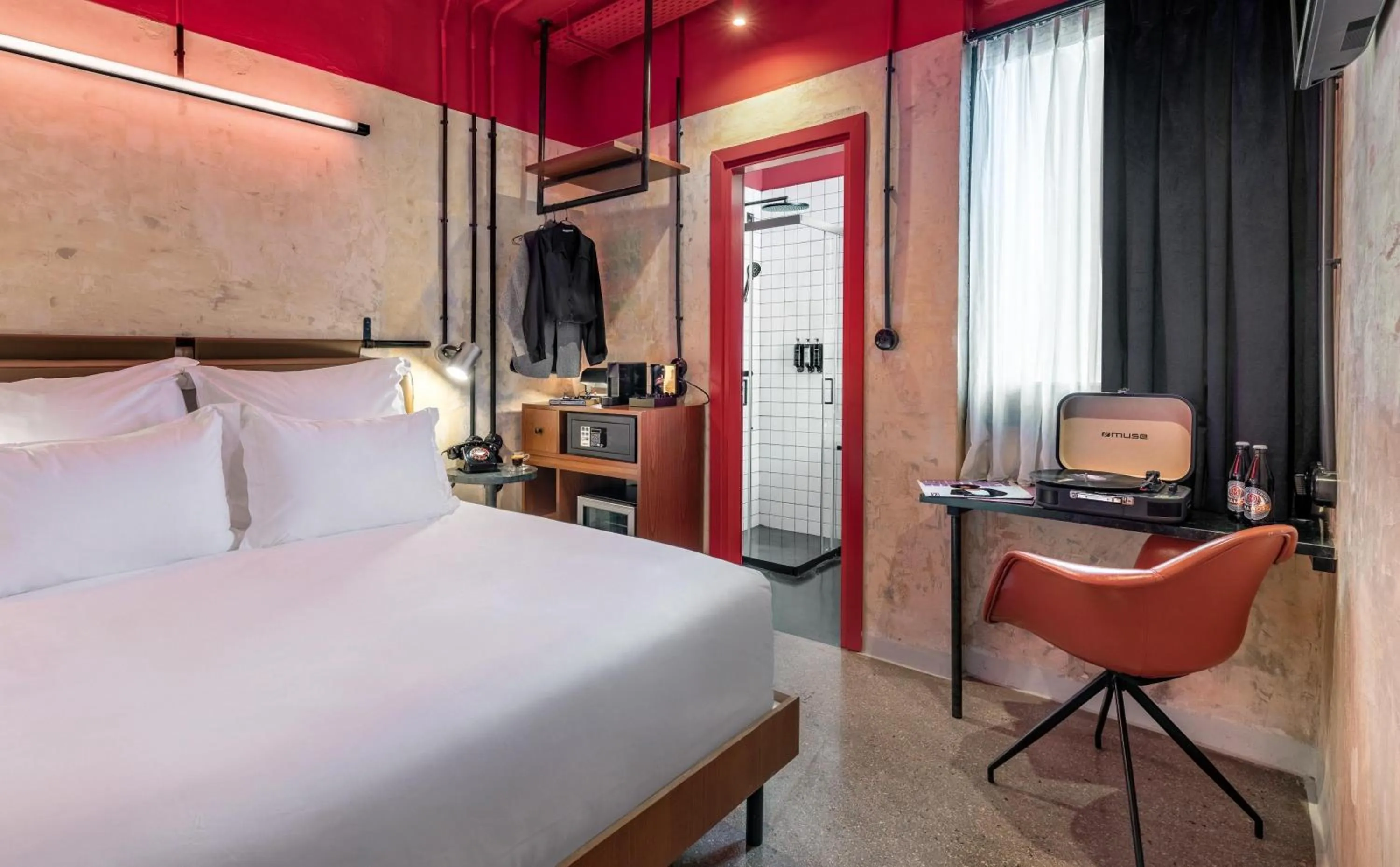 Photo of the whole room, Bed in Dave Red Athens