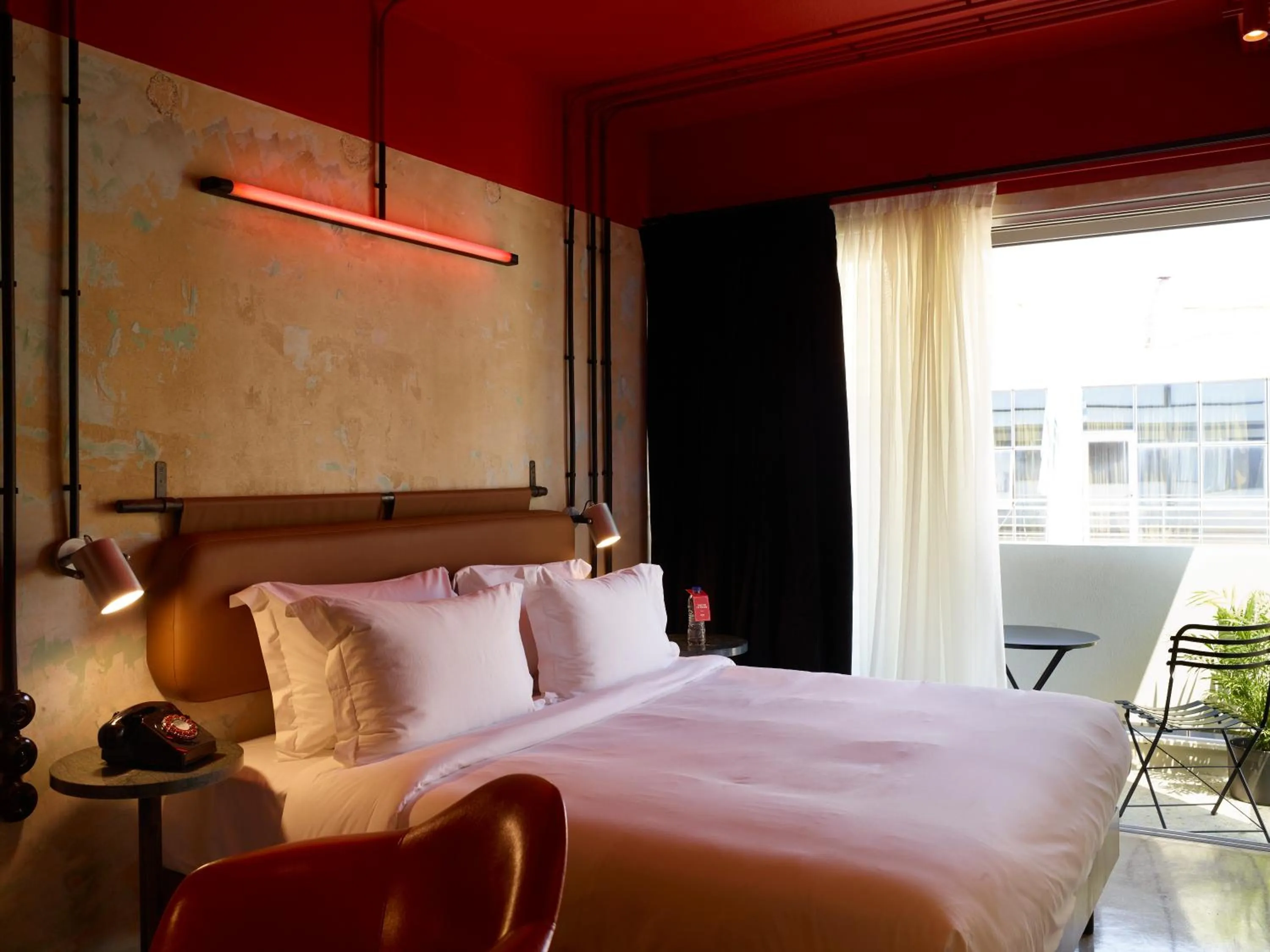 Bedroom, Bed in Max Brown Hotel Downtown Part of Sircle Collection Formally known as Dave Red