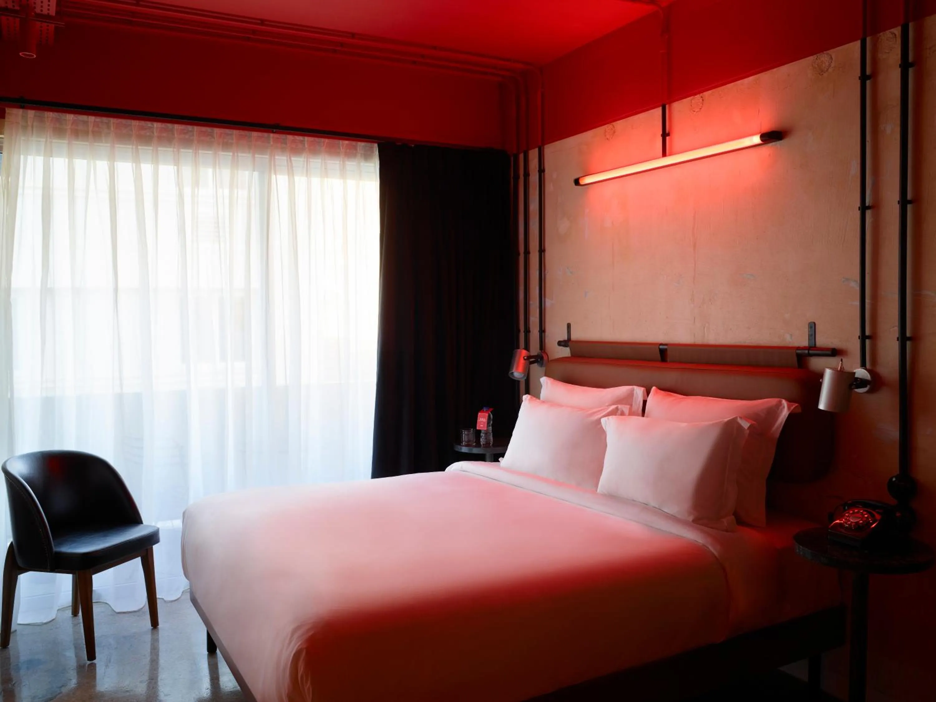 Bedroom, Bed in Max Brown Hotel Downtown Part of Sircle Collection Formally known as Dave Red