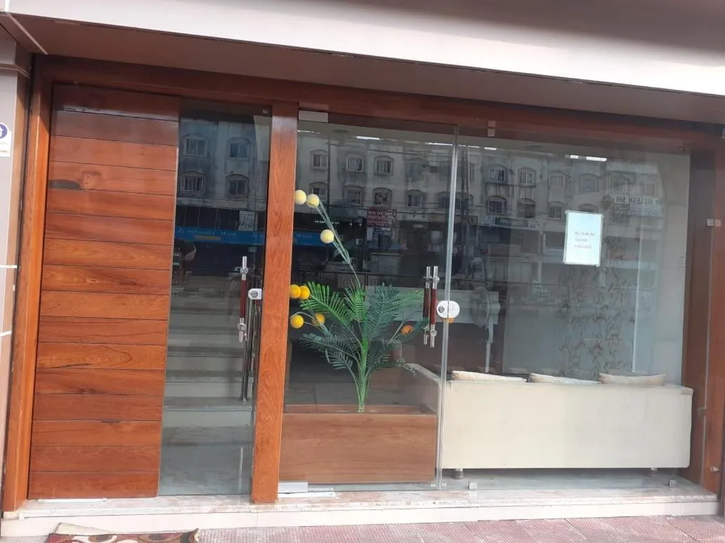 Facade/entrance in lords residency