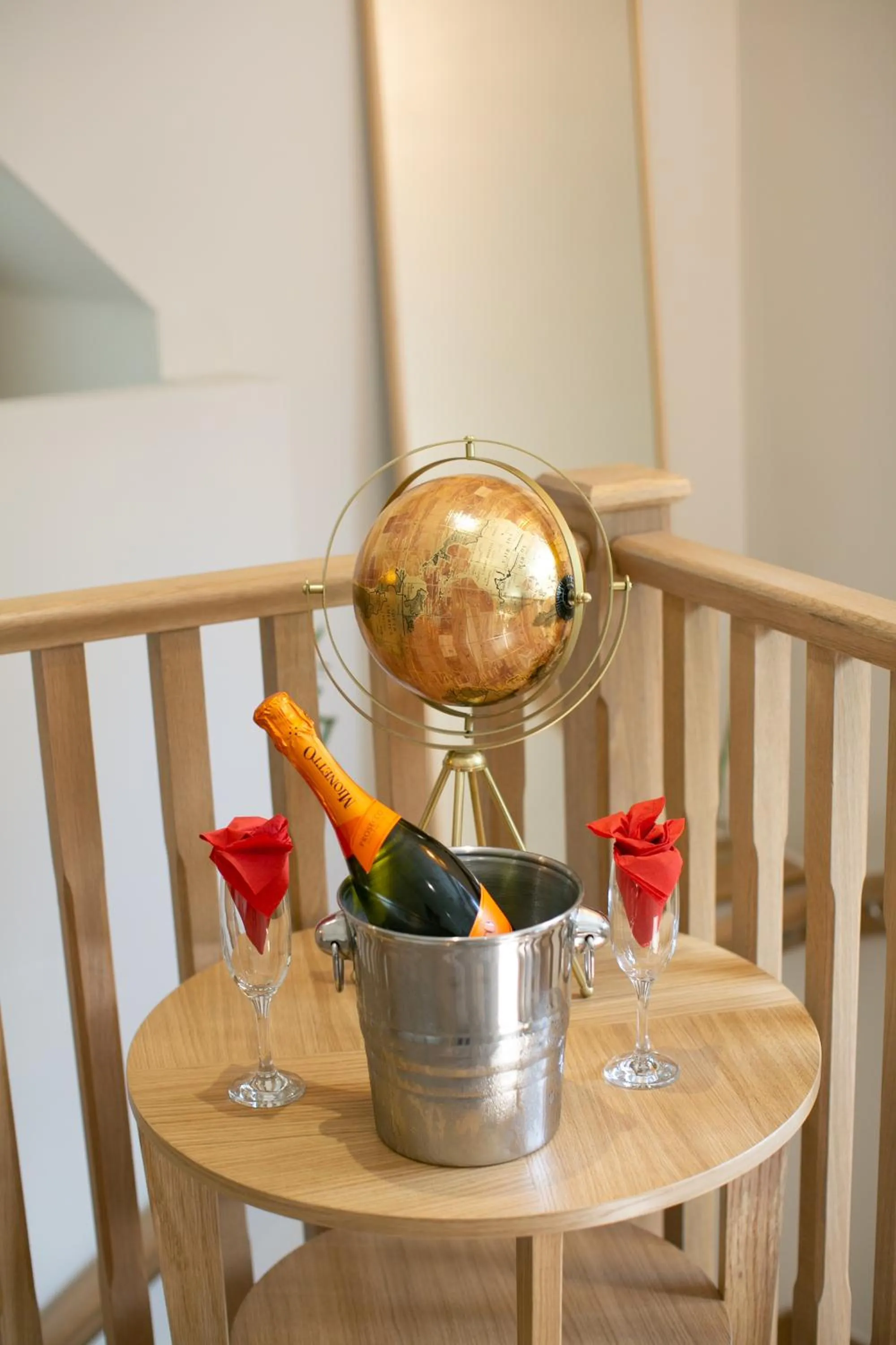 King Suite with Balcony in Glenview Luss