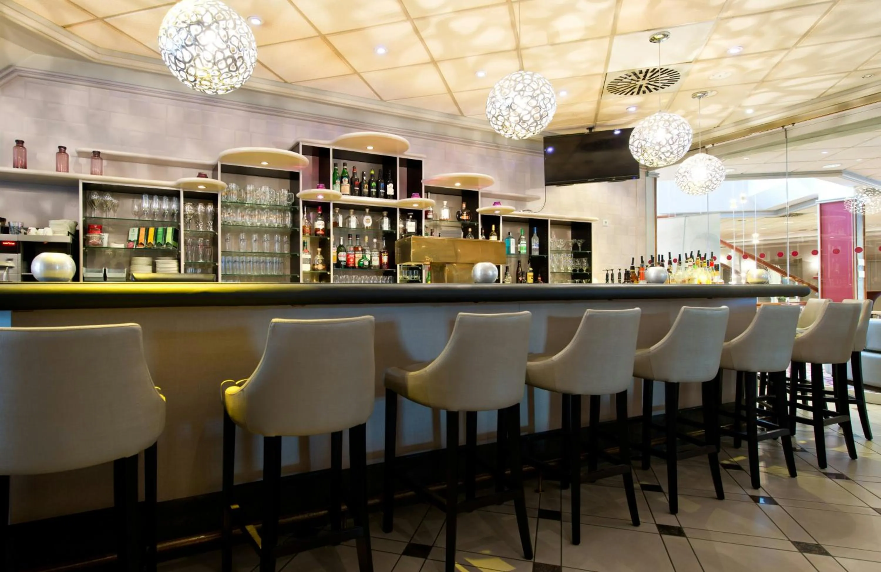 Lounge or bar in Leonardo Hotel Köln