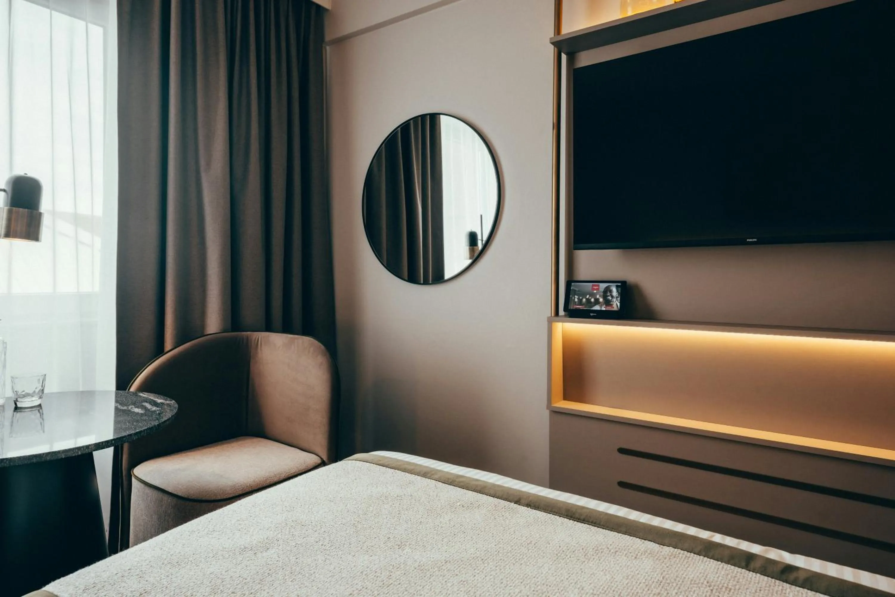 Photo of the whole room, Bed in Leonardo Hotel Köln