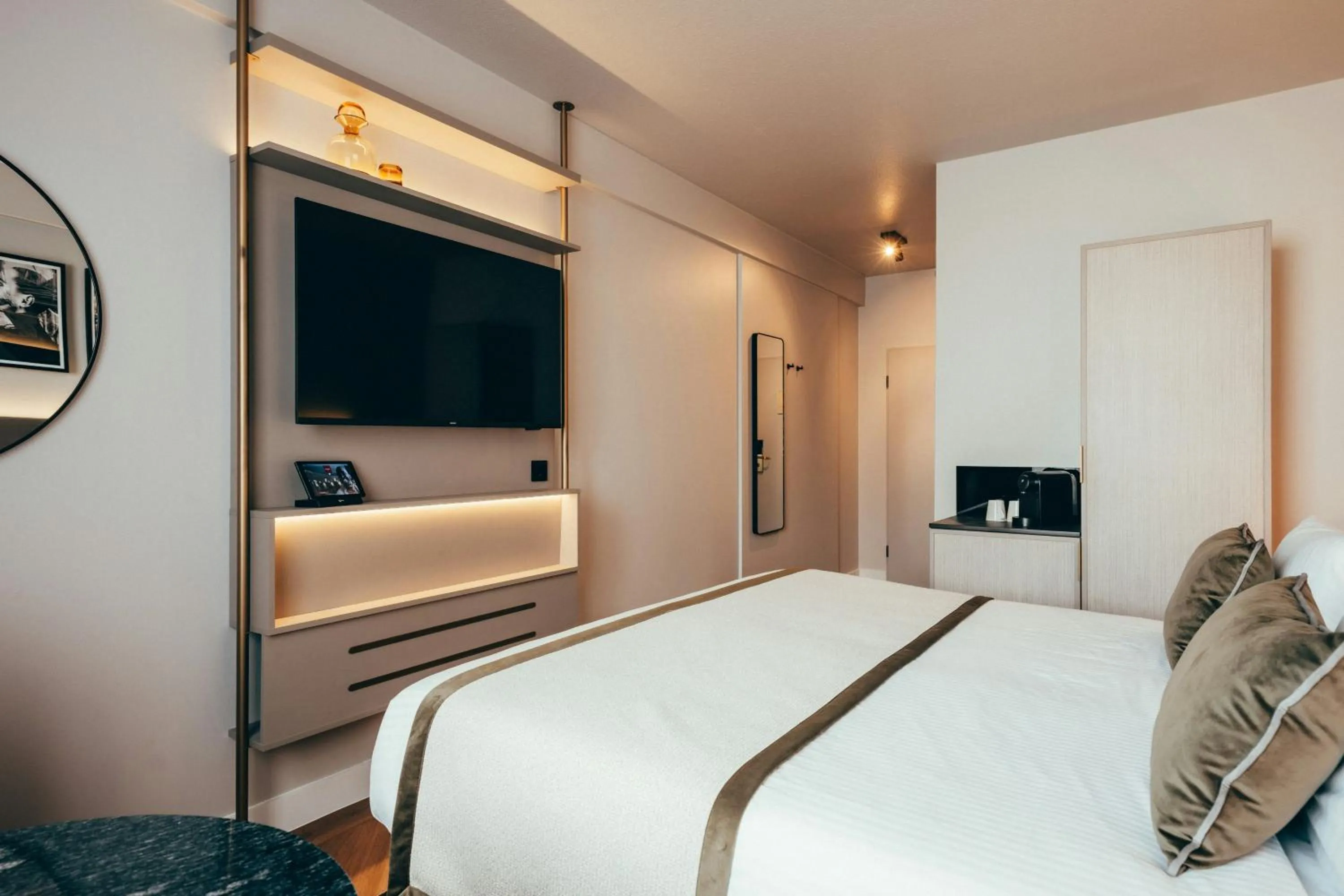 Photo of the whole room, Bed in Leonardo Hotel Köln