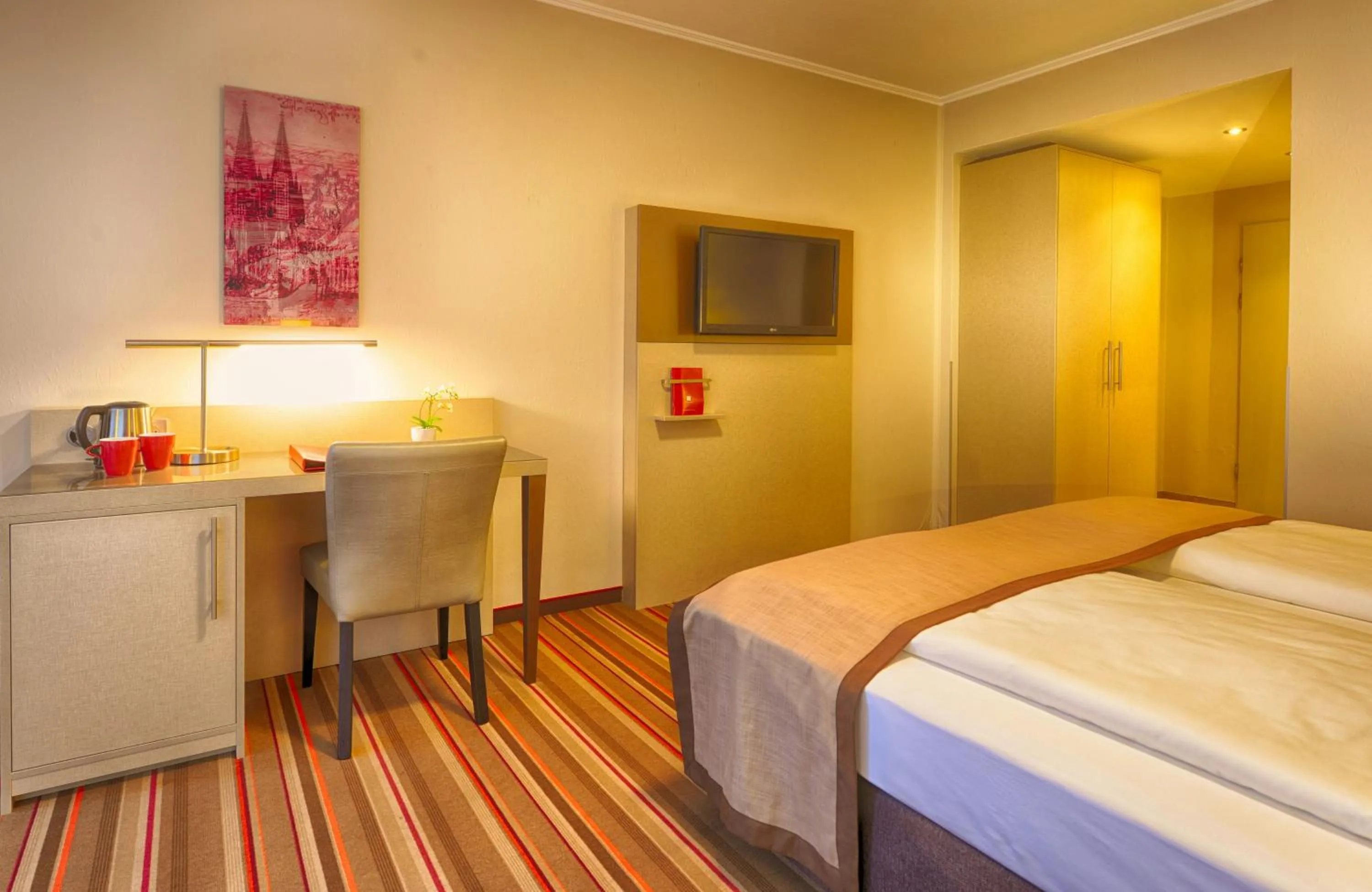 Photo of the whole room, Bed in Leonardo Hotel Köln