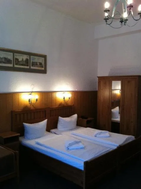 Bed in Hotel-Pension Rheingold am Kurfürstendamm