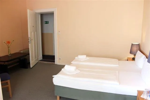 Bed in Hotel-Pension Rheingold am Kurfürstendamm