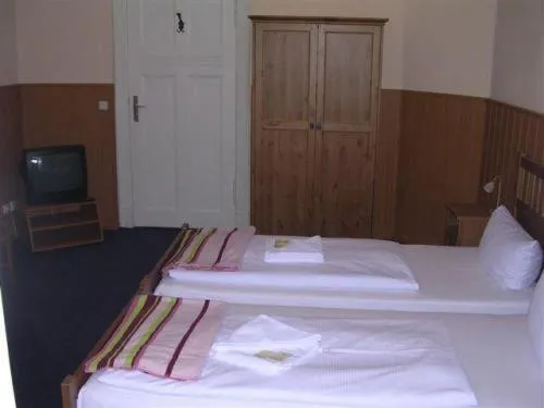 Photo of the whole room, Bed in Hotel-Pension Rheingold am Kurfürstendamm