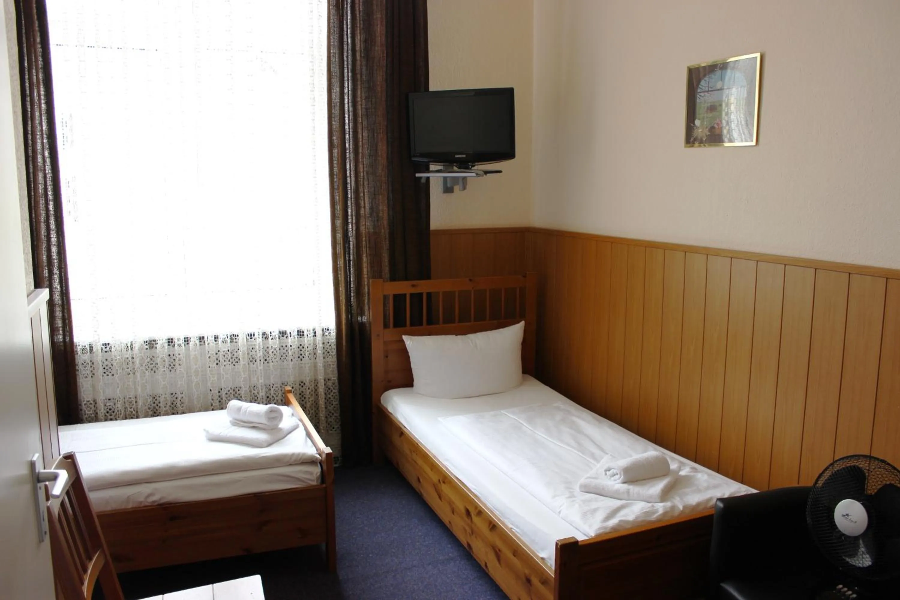 Photo of the whole room, Bed in Hotel-Pension Rheingold am Kurfürstendamm