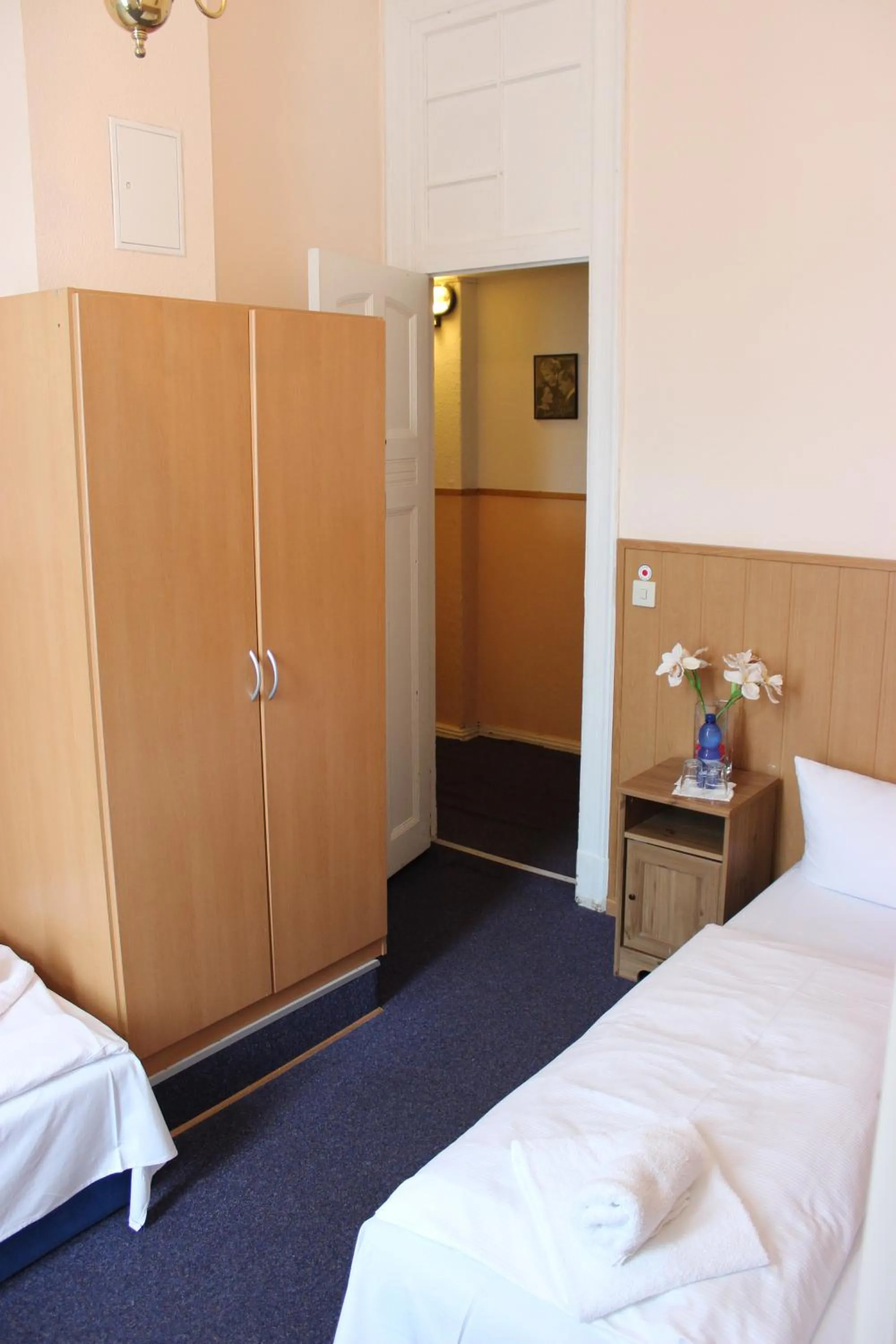 Photo of the whole room, Bed in Hotel-Pension Rheingold am Kurfürstendamm