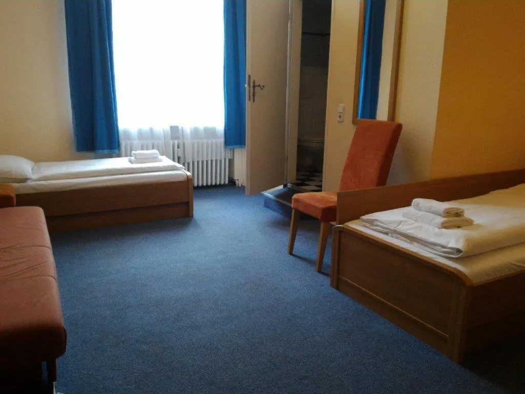 Photo of the whole room, Bed in Hotel-Pension Rheingold am Kurfürstendamm