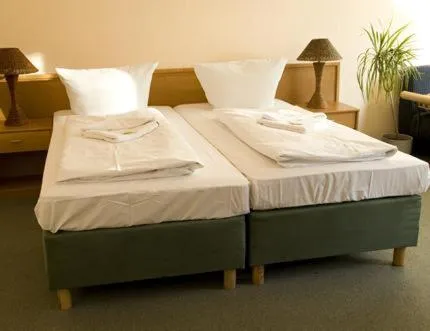 Bed in Hotel-Pension Rheingold am Kurfürstendamm