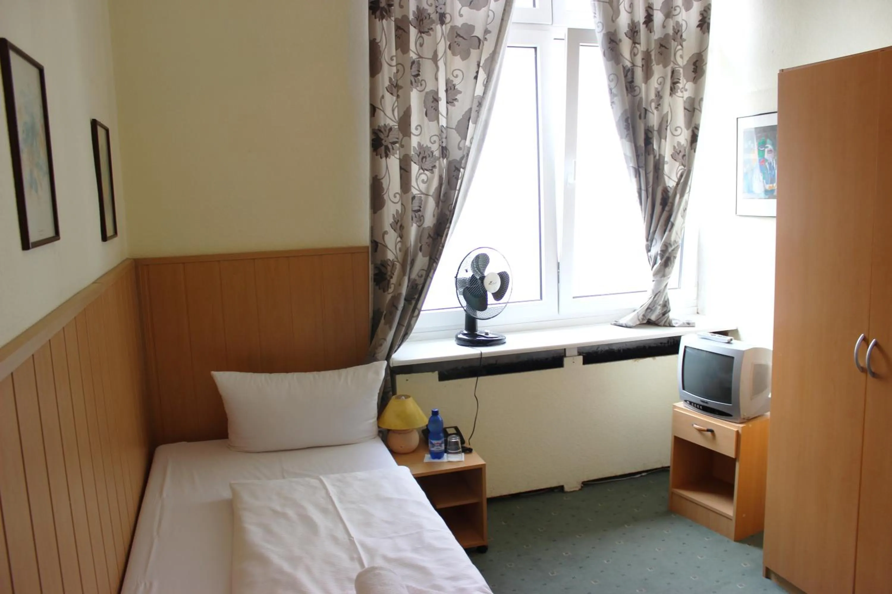 Bed in Hotel-Pension Rheingold am Kurfürstendamm