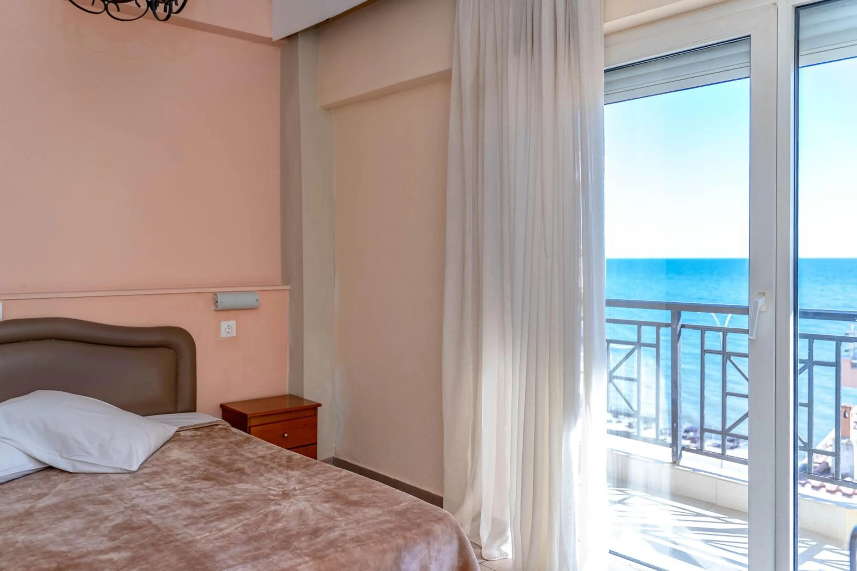 Balcony/Terrace, Bed in Hotel Alkyon
