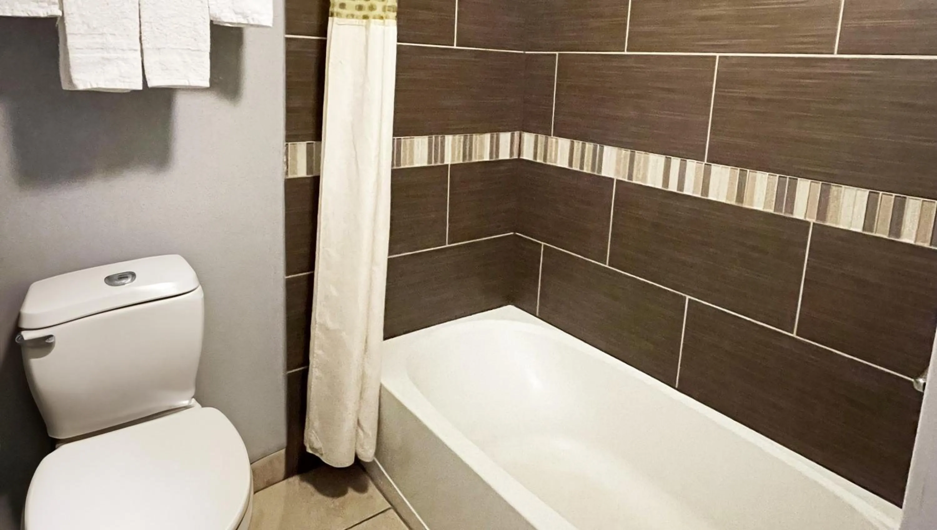 Bathroom in Royal Inn Linden