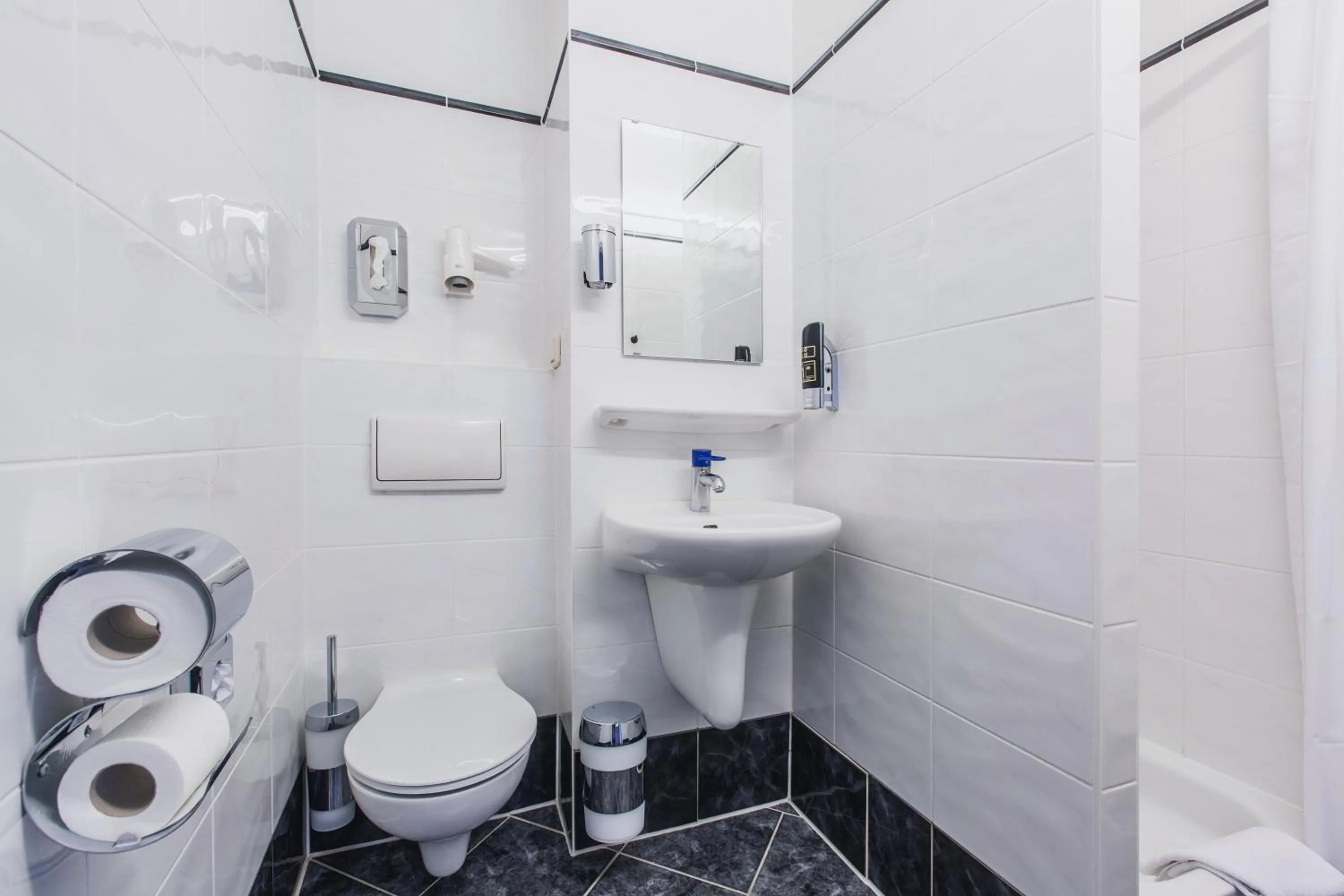 Bathroom in a&o Berlin Kolumbus