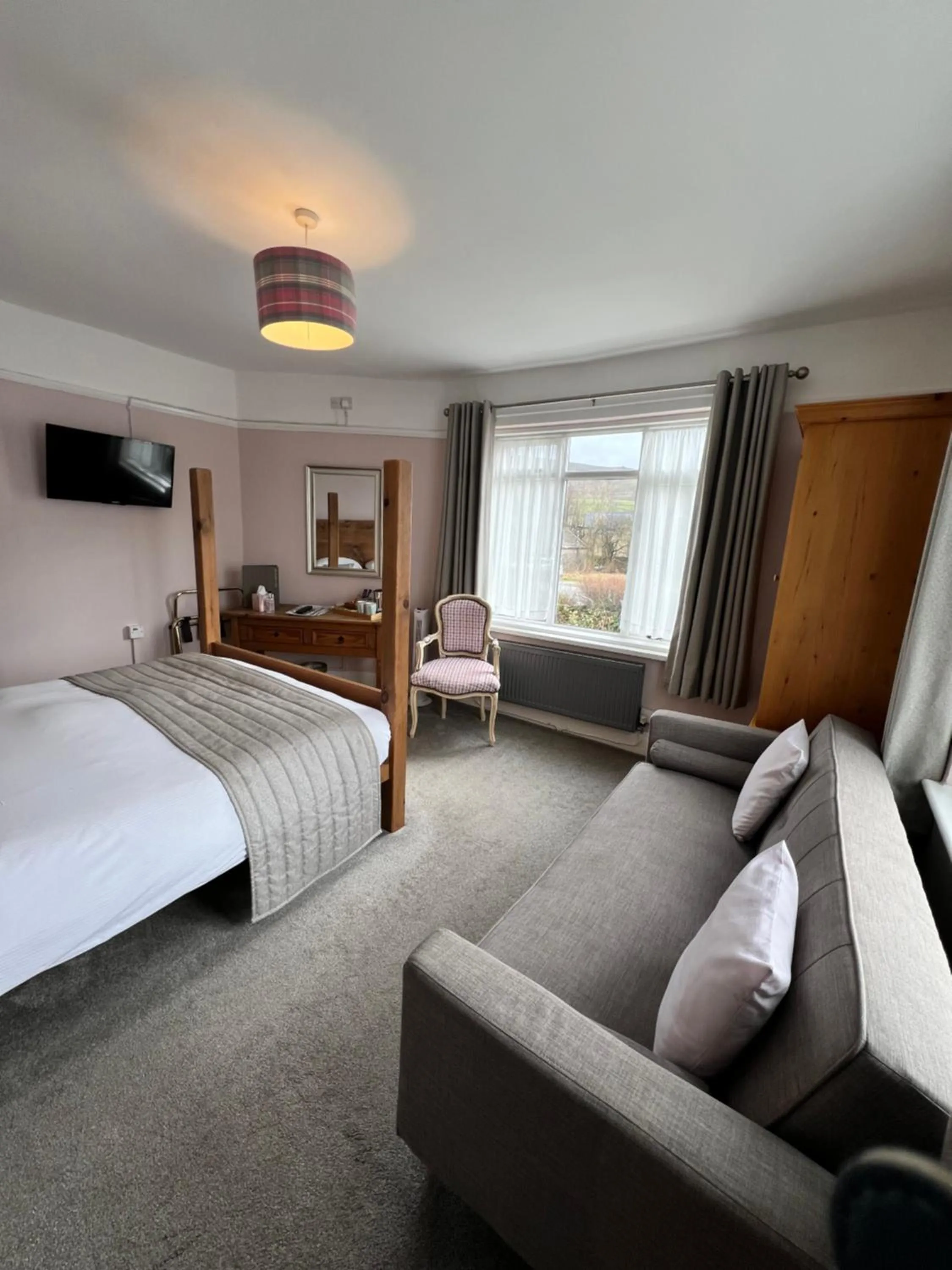 Bed in Devonshire Arms Inn