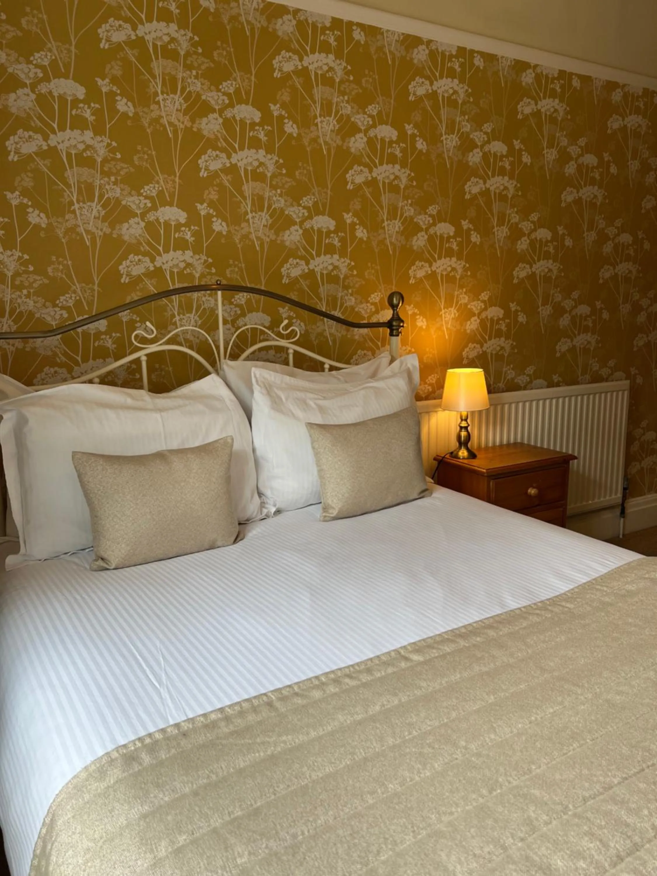 Bed in Devonshire Arms Inn