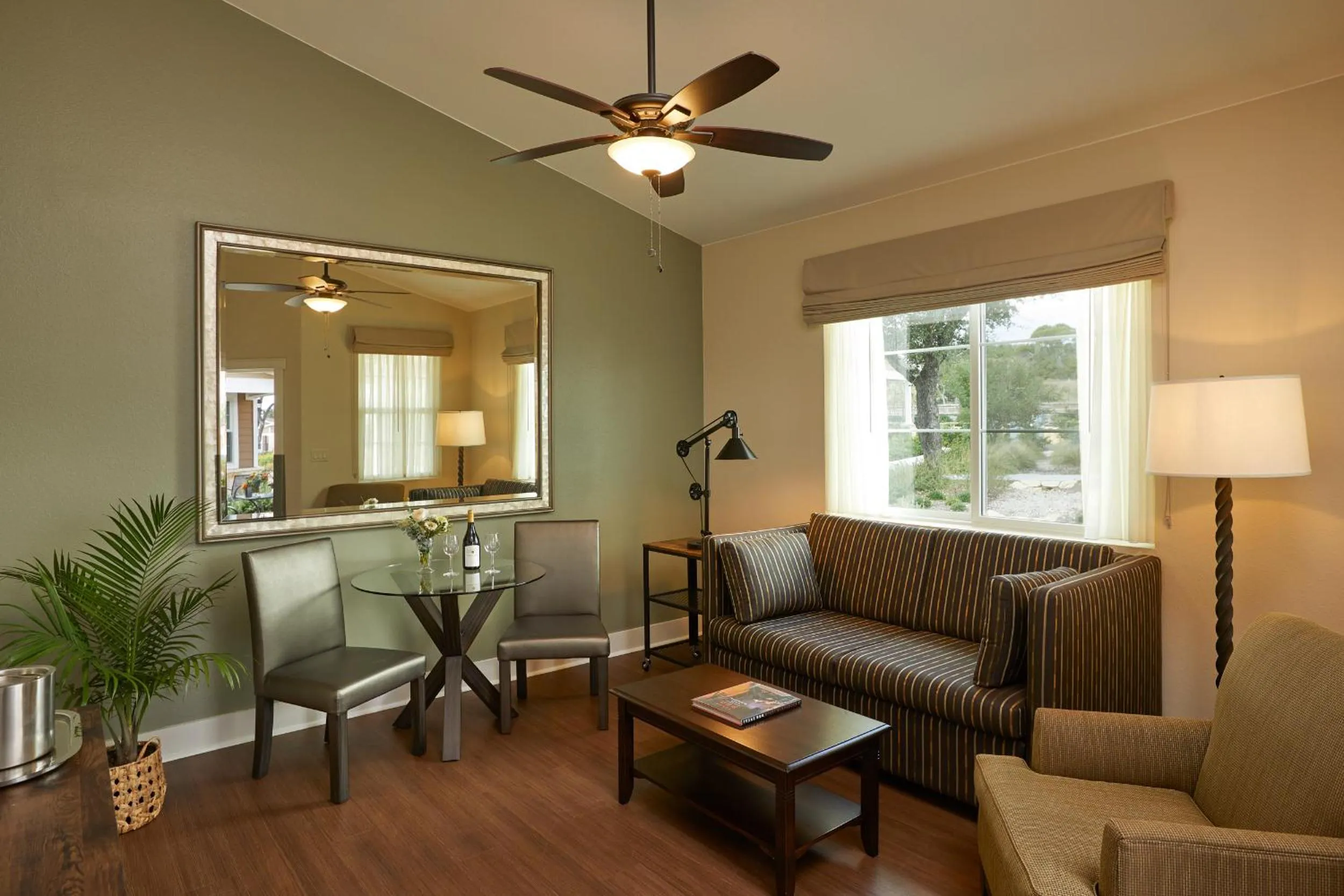 Living room in Carter Creek Winery Resort & Spa