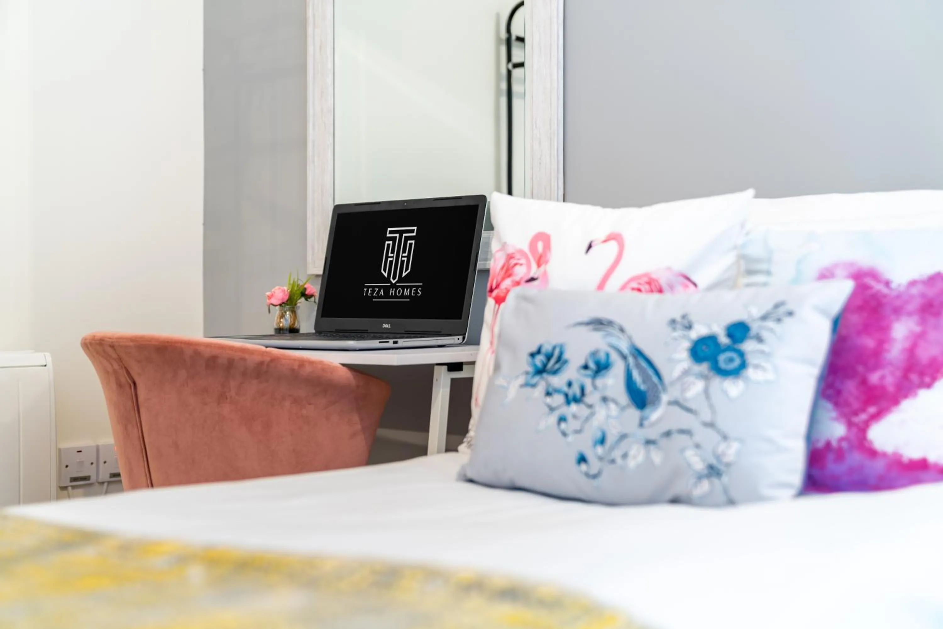 Bed in Town Center Apartment with 55” Smart TV+Netflix