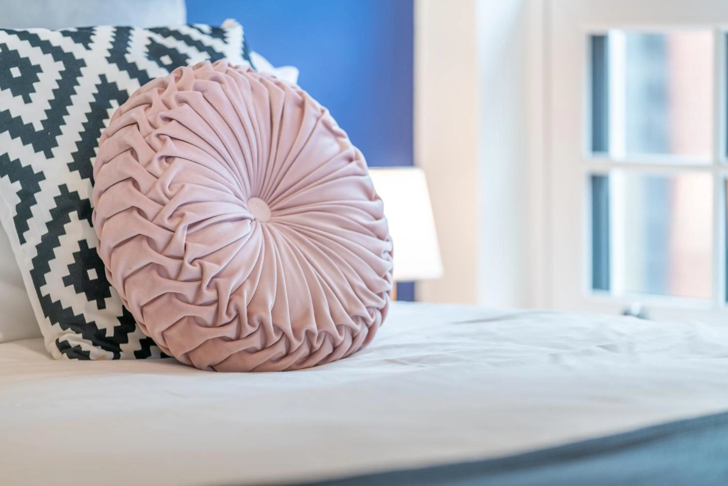 Bed in Town Center Apartment with 55” Smart TV+Netflix