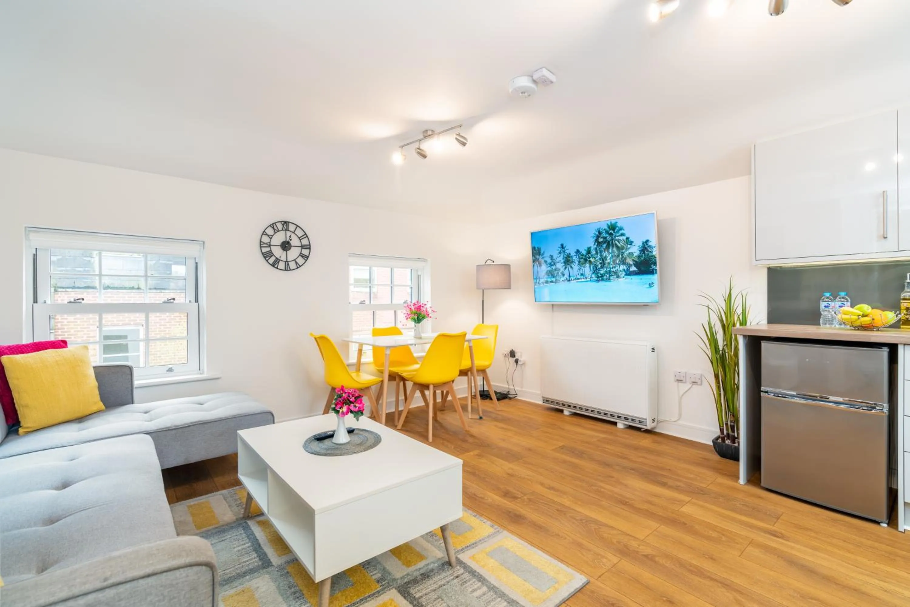 Living room in Town Center Apartment with 55” Smart TV+Netflix