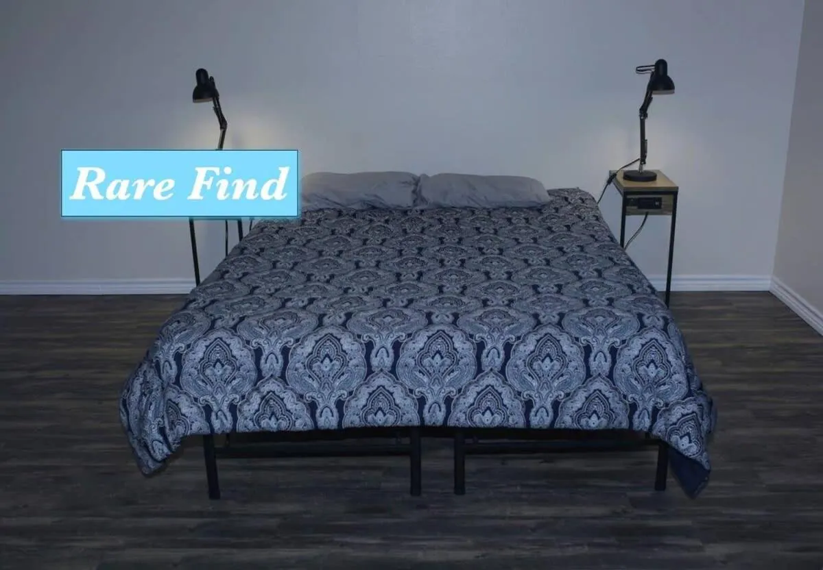 Bed in Comfortable stay five minutes away