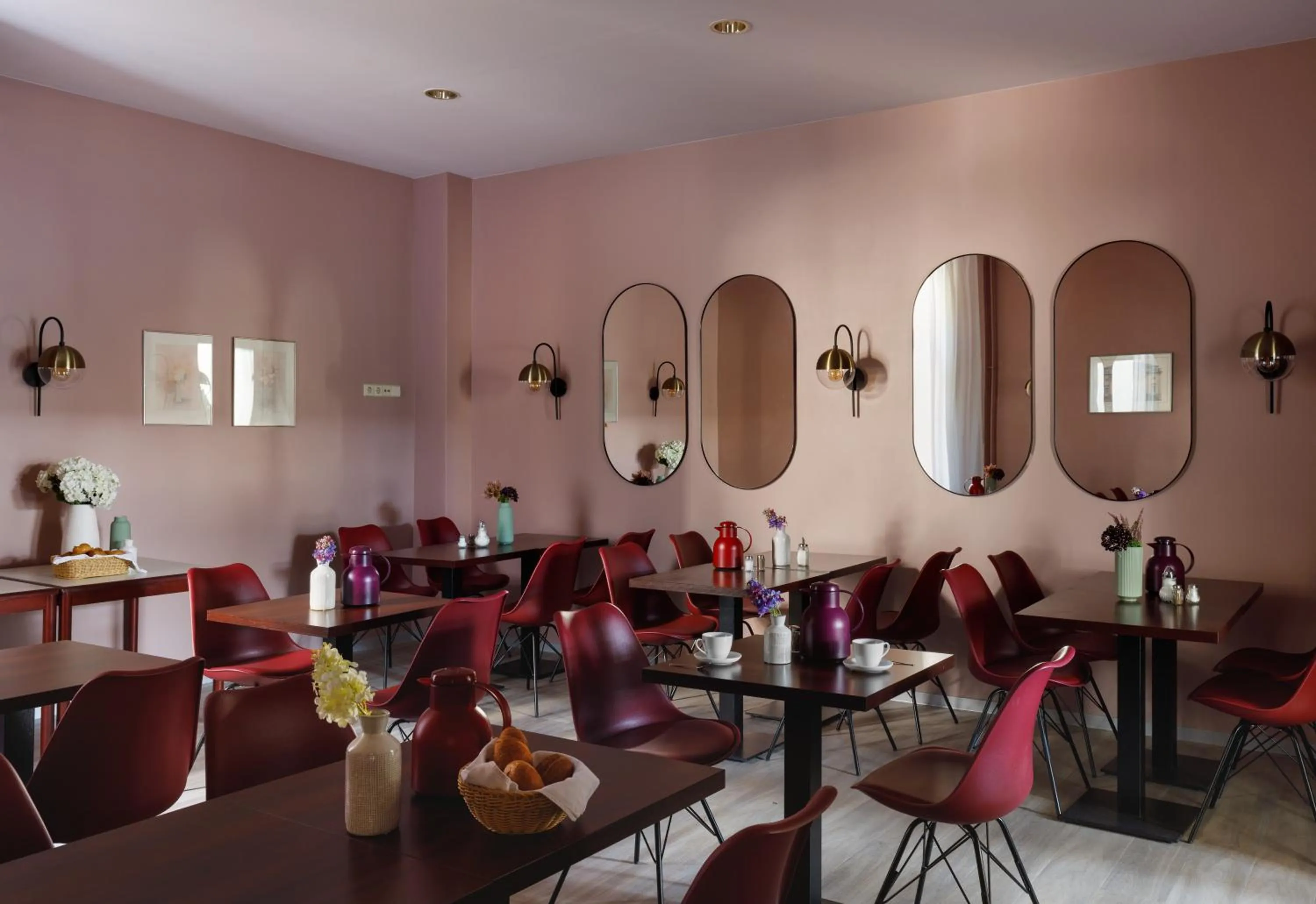 Restaurant/places to eat in Hotel Nova