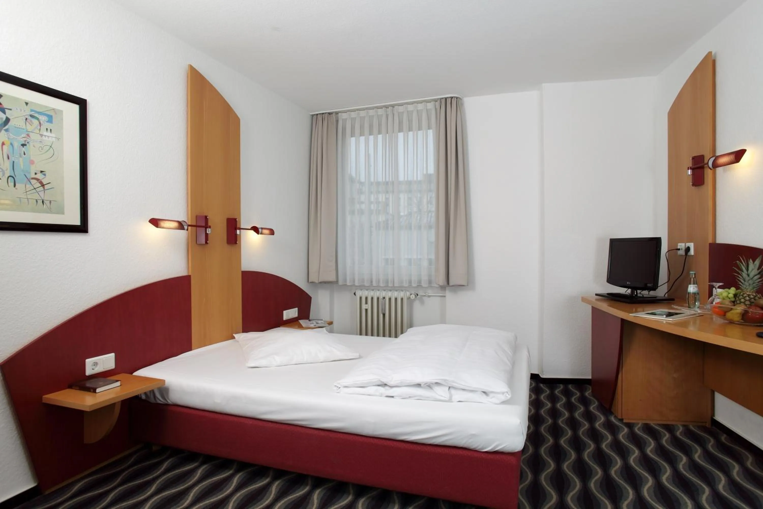 Photo of the whole room, Bed in Stadthotel Kassel