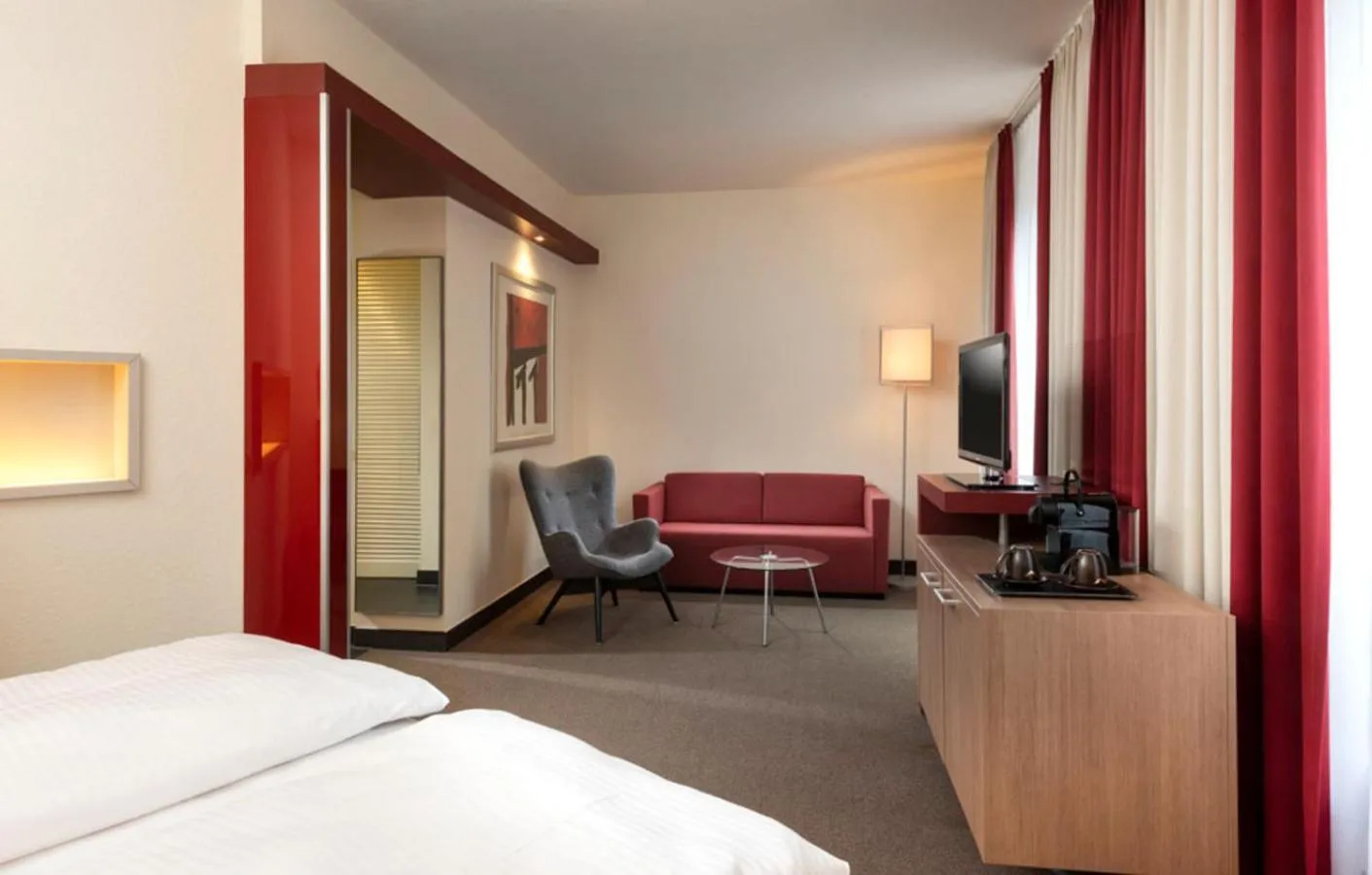 Photo of the whole room, Bed in Mövenpick Hotel Münster am Aasee