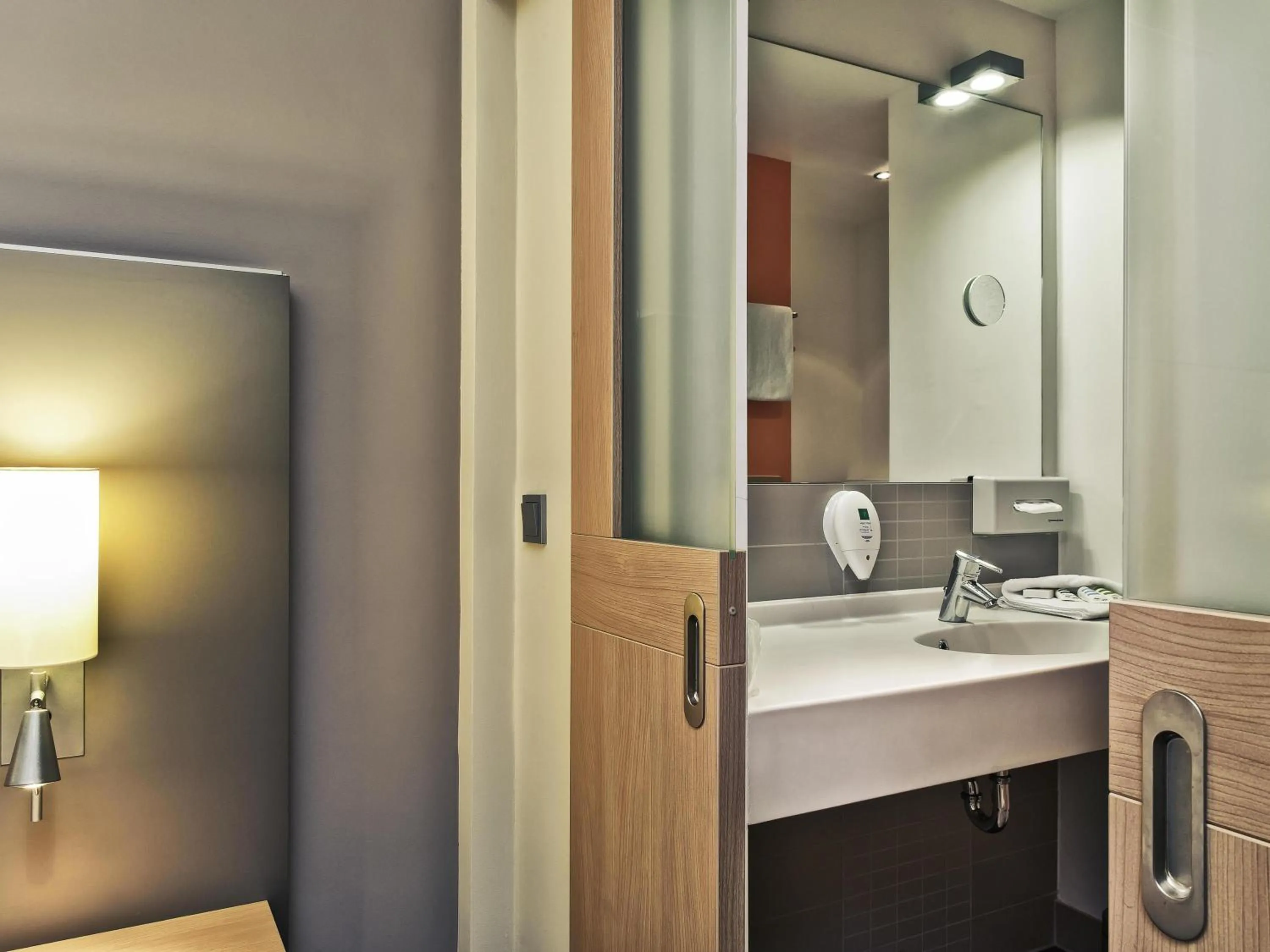 Bedroom in Mercure Hotel Düsseldorf Neuss