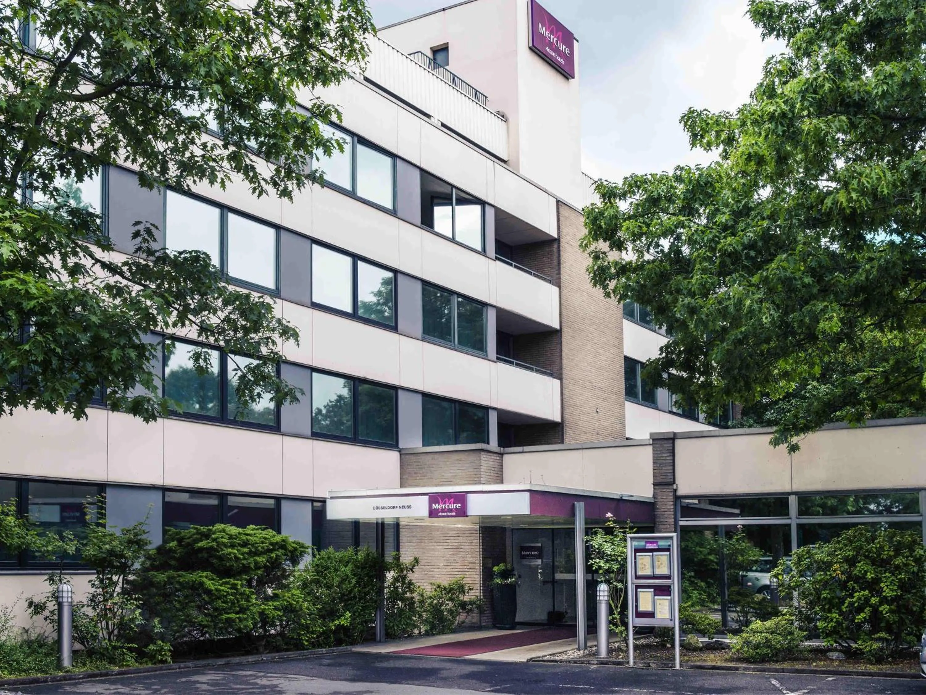 Property building in Mercure Hotel Düsseldorf Neuss