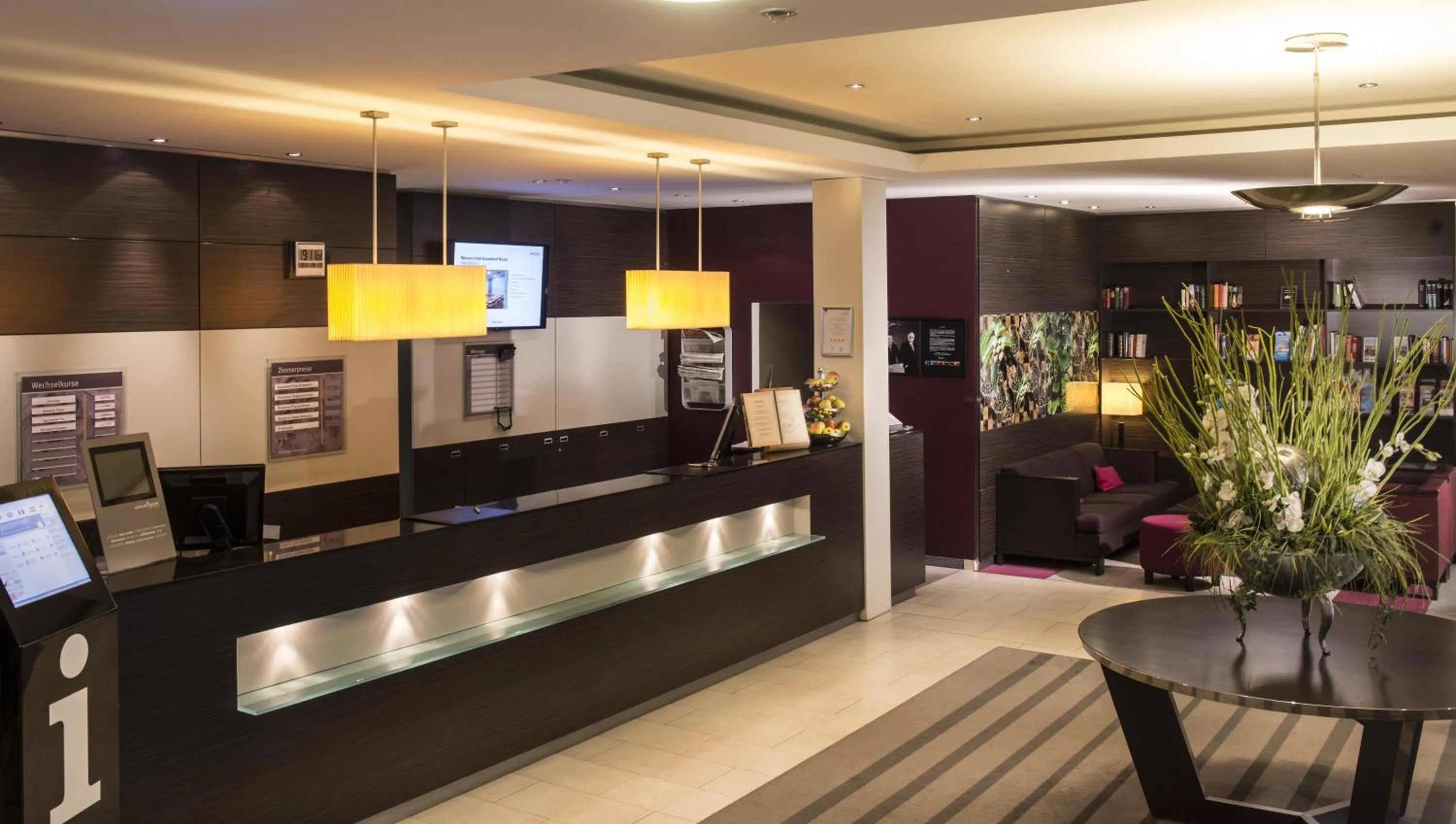 Lobby or reception in Mercure Hotel Düsseldorf Neuss