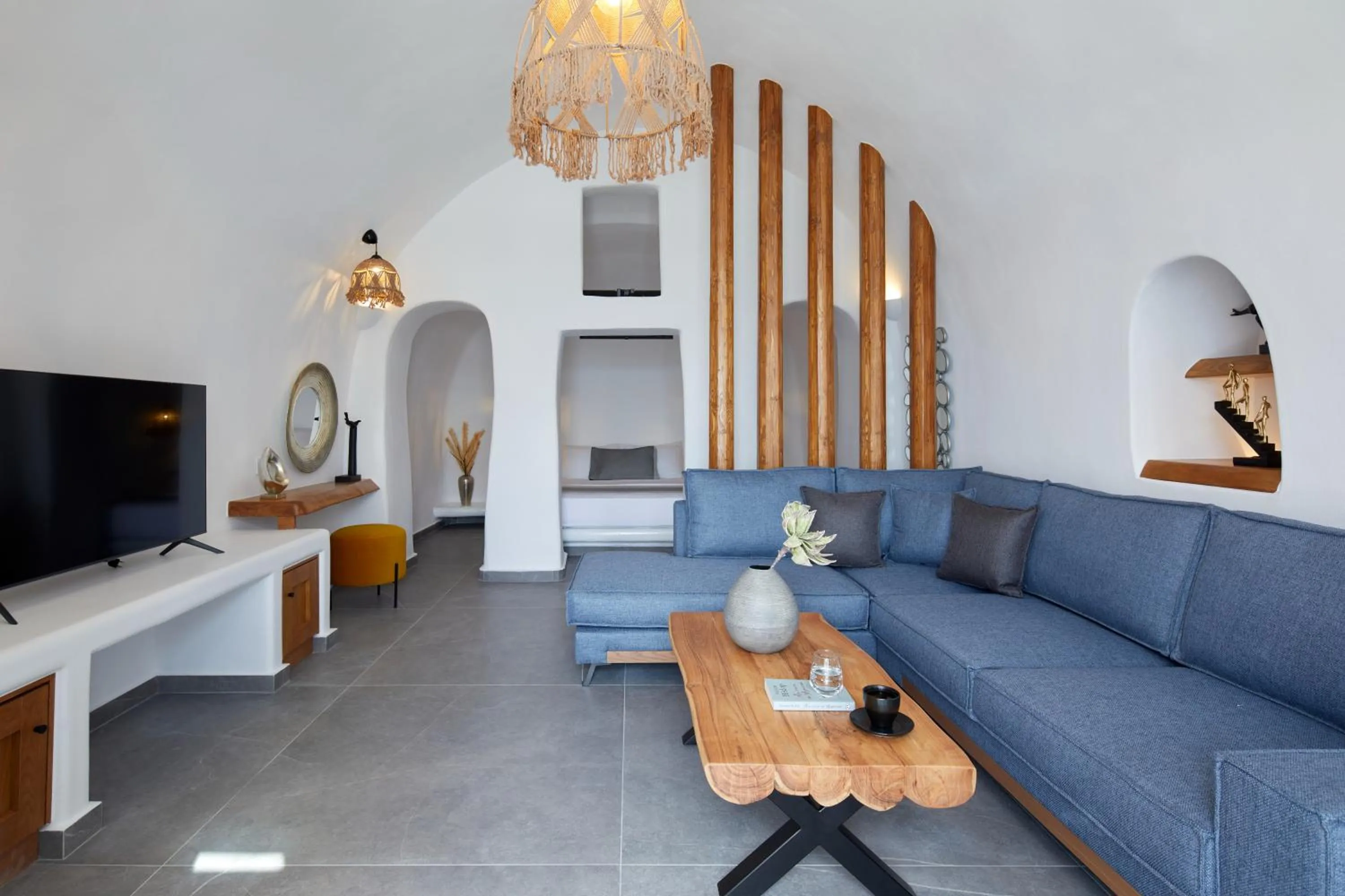 TV and multimedia in Allure Breeze Suites